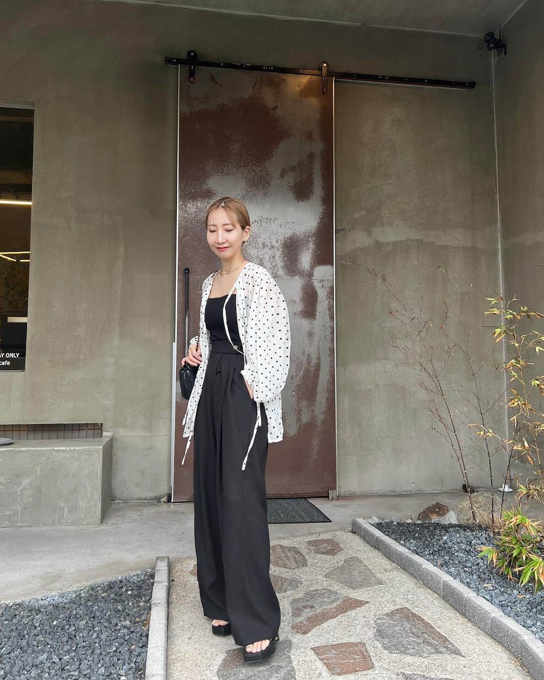 Re:EDIT OFFICIALさんのインスタグラム写真 - (Re:EDIT OFFICIALInstagram)「おはようございます☀︎ 昨日は久しぶりにゆっくりした休日でした🍰☕️  夜は旦那さんが釣ってきてくれた鯵で、🎣久しぶりに南蛮作り。 お酢を効かして酸っぱめに。  子供達も大好きなので、喜んでくれました🤭 👨ありがとう👏  今日は朝から掃除、洗濯4回回して🧺 京都までお出かけしてきます♪  👧🏻は友達とUSJ。👩は受験生なので塾に。 家族で出かける事が少なくなってきて寂しいけど、これも成長なのかな。  皆さま良い休日をお過ごしください✨  #カフェ #カフェ巡り #ootd #コーデ #今日のコーデ #ママコーデ #ママファッション #大人カジュアル #大人ファッション #骨格ウェーブ #シャツコーデ #fashion #シンプルコーデ」7月2日 11時33分 - reedit_official