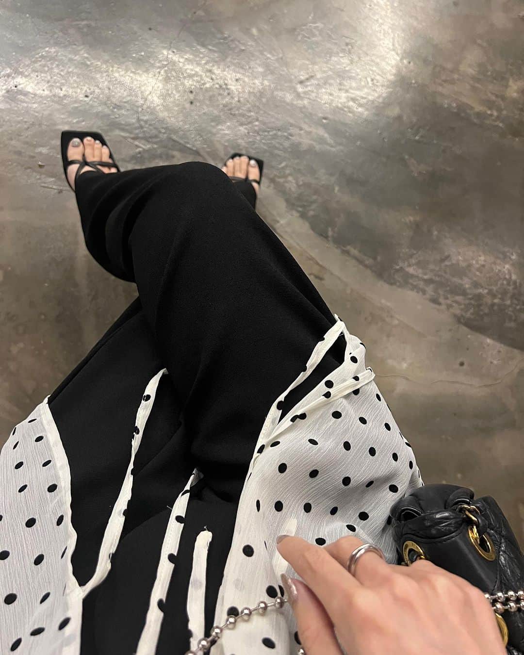 Re:EDIT OFFICIALさんのインスタグラム写真 - (Re:EDIT OFFICIALInstagram)「おはようございます☀︎ 昨日は久しぶりにゆっくりした休日でした🍰☕️  夜は旦那さんが釣ってきてくれた鯵で、🎣久しぶりに南蛮作り。 お酢を効かして酸っぱめに。  子供達も大好きなので、喜んでくれました🤭 👨ありがとう👏  今日は朝から掃除、洗濯4回回して🧺 京都までお出かけしてきます♪  👧🏻は友達とUSJ。👩は受験生なので塾に。 家族で出かける事が少なくなってきて寂しいけど、これも成長なのかな。  皆さま良い休日をお過ごしください✨  #カフェ #カフェ巡り #ootd #コーデ #今日のコーデ #ママコーデ #ママファッション #大人カジュアル #大人ファッション #骨格ウェーブ #シャツコーデ #fashion #シンプルコーデ」7月2日 11時33分 - reedit_official