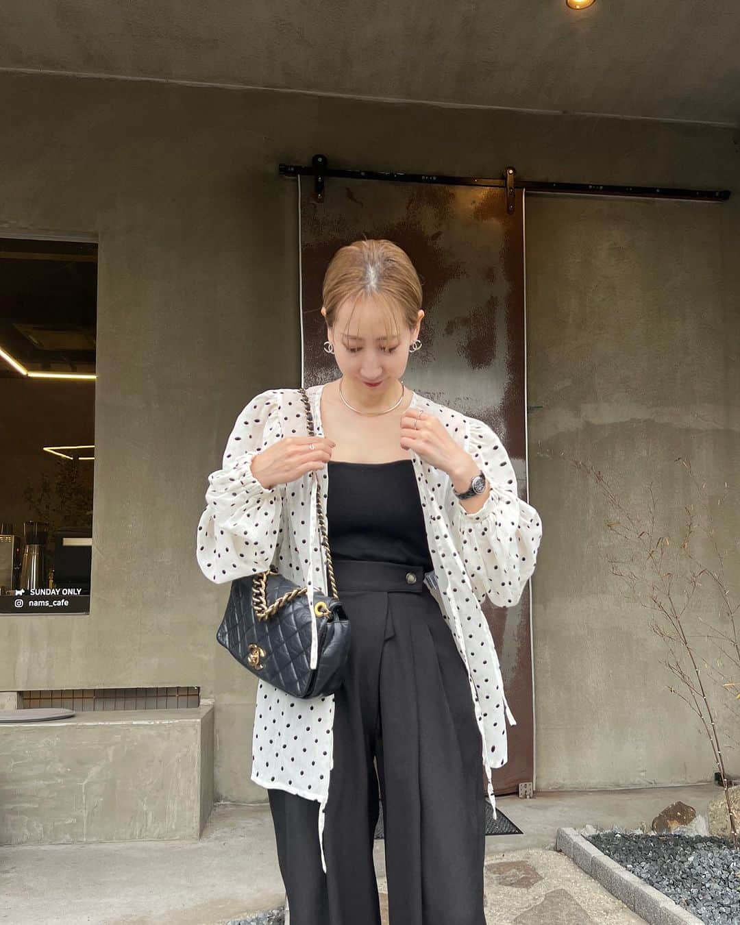 Re:EDIT OFFICIALさんのインスタグラム写真 - (Re:EDIT OFFICIALInstagram)「おはようございます☀︎ 昨日は久しぶりにゆっくりした休日でした🍰☕️  夜は旦那さんが釣ってきてくれた鯵で、🎣久しぶりに南蛮作り。 お酢を効かして酸っぱめに。  子供達も大好きなので、喜んでくれました🤭 👨ありがとう👏  今日は朝から掃除、洗濯4回回して🧺 京都までお出かけしてきます♪  👧🏻は友達とUSJ。👩は受験生なので塾に。 家族で出かける事が少なくなってきて寂しいけど、これも成長なのかな。  皆さま良い休日をお過ごしください✨  #カフェ #カフェ巡り #ootd #コーデ #今日のコーデ #ママコーデ #ママファッション #大人カジュアル #大人ファッション #骨格ウェーブ #シャツコーデ #fashion #シンプルコーデ」7月2日 11時33分 - reedit_official