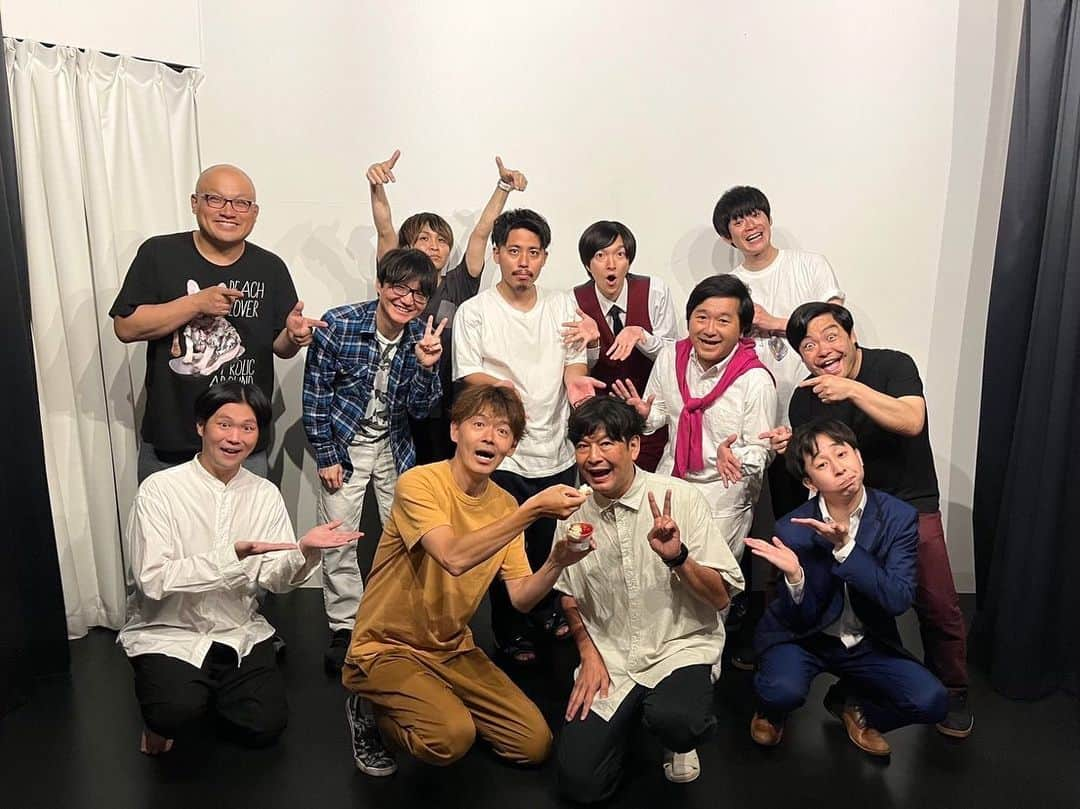 小石田純一さんのインスタグラム写真 - (小石田純一Instagram)「ニュースタッフプロダクション事務所ライブ「NEW☆STA」でした。きみがすきだよ越田さんの誕生日をサプライズプレゼントお祝いしました。おめでとうございます！  #NEWSTA #ニュースタッフプロダクション #お笑いライブ  #新宿ブリーカー #お誕生日サプライズ  #きみがすきだよ さん #こぐれ #伊藤じゅん  #おしんこきゅう #ヤダヤムクン #さくらす岡田 #さっちょーず #お笑い芸人 #小石田純一 #ものまね芸人」7月2日 11時33分 - koishida.trendy