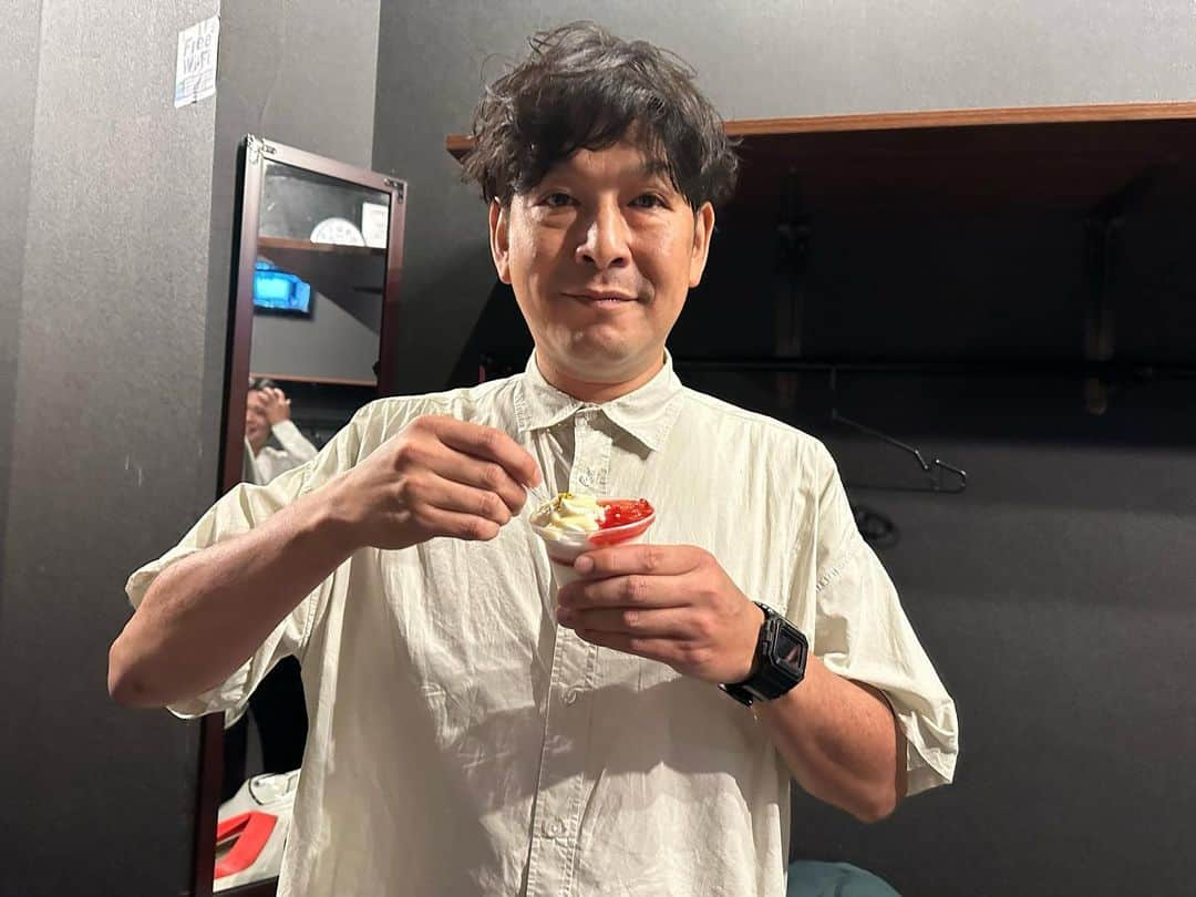 小石田純一さんのインスタグラム写真 - (小石田純一Instagram)「ニュースタッフプロダクション事務所ライブ「NEW☆STA」でした。きみがすきだよ越田さんの誕生日をサプライズプレゼントお祝いしました。おめでとうございます！  #NEWSTA #ニュースタッフプロダクション #お笑いライブ  #新宿ブリーカー #お誕生日サプライズ  #きみがすきだよ さん #こぐれ #伊藤じゅん  #おしんこきゅう #ヤダヤムクン #さくらす岡田 #さっちょーず #お笑い芸人 #小石田純一 #ものまね芸人」7月2日 11時33分 - koishida.trendy