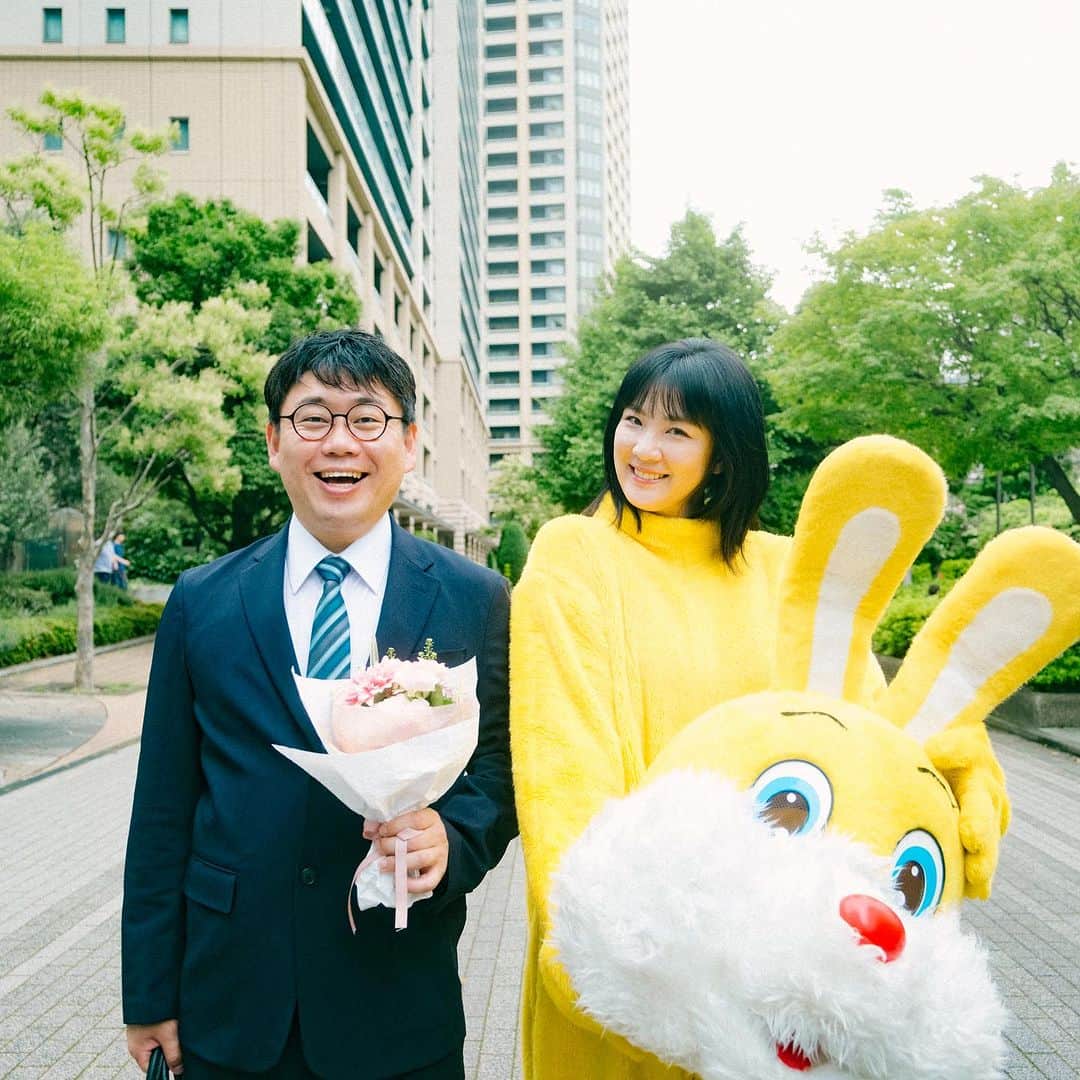 ウラシマンタロウのインスタグラム：「今、流れてるこの曲のMVの奇跡の1発撮りを観てください🚄‼️ 西野恵未YouTubeで公開中です‼️  西野恵未 @emi_nishino のﾆｭｰｼﾝｸﾞﾙ『SOMEDAY』のミュージックビデオに出演しました🎥  楽曲も絶賛配信中🎧 【Cast 】 西野恵未 @emi_nishino  ウラシマ @urashima_da  【Camera assistant】 森めぐ @morimegu.tinytiny  【Movie director,Camera,Editor】 岡愛子 @oka_aiko」