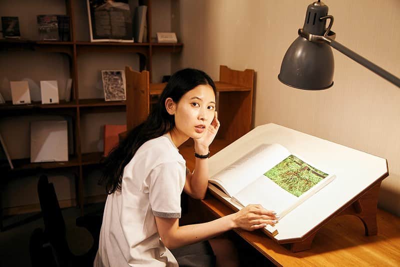 前田エマさんのインスタグラム写真 - (前田エマInstagram)「Hanako連載「前田エマの秘密の韓国」 今回は仁川にある『写真の図書館』を訪ねました📷📚 ここにはとても不思議な本棚があるんです。秘密の扉のような白い棚を開けると、そこには写真家たちが影響を受けた作家や作品たちと出会える仕組みが！！わくわくする場所です。  私はこの図書館(無料！)に何度か訪れたことがあるのですが、先日とても素敵なワークショップを見学させて頂きました。  それは「見えない写真に声を与える」というもの。 大学で写真を専攻されていた俳優のコン・ソンハさん @kongseongha が講師。その内容は、記事に少し書きましたので、是非ウェブサイトをご覧ください。素晴らしい時間をありがとうございました🙏🏻  仁川は空港がある街として有名ですが、とても文化的な面白い街です。 是非、行ってみてください。  @hanako_magazine  #lbdfoto Photo @mio_matsuzawa #秘密の韓国  https://hanako.tokyo/learn/383556/#heading-1」7月2日 11時37分 - emma_maeda
