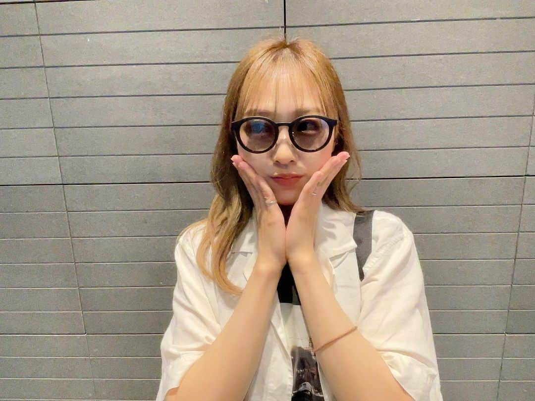 yurikaのインスタグラム：「🕶sunglasses👓 * 先日発売された zoffとななこちゃんのコラボメガネ👓どれもめちゃ可愛くてこだわりが詰まったデザインになってる！ メガネにもサングラスにもなる2wayなメガネを頂きました✨ サングラス部分が取れるの！ めちゃおしゃれで可愛い🥹🤍メガネケースも可愛すぎ🧸💕 ななこちゃんありがとうございます✨ * これから日差しが強くなるから大活躍だなあ🥰 * 他のメガネも可愛すぎて気になっている🤍 ぜひzoffでチェックしてみてね😙✨  * ちなみに、リップもななこちゃんプロデュースのルルシャルム💄03番を着けてるよ🧡 * * #zoff #ななこ ちゃん #伊達メガネ #サングラス #sunglasses #glasses #ゾフ #ルルシャルム #リップ」