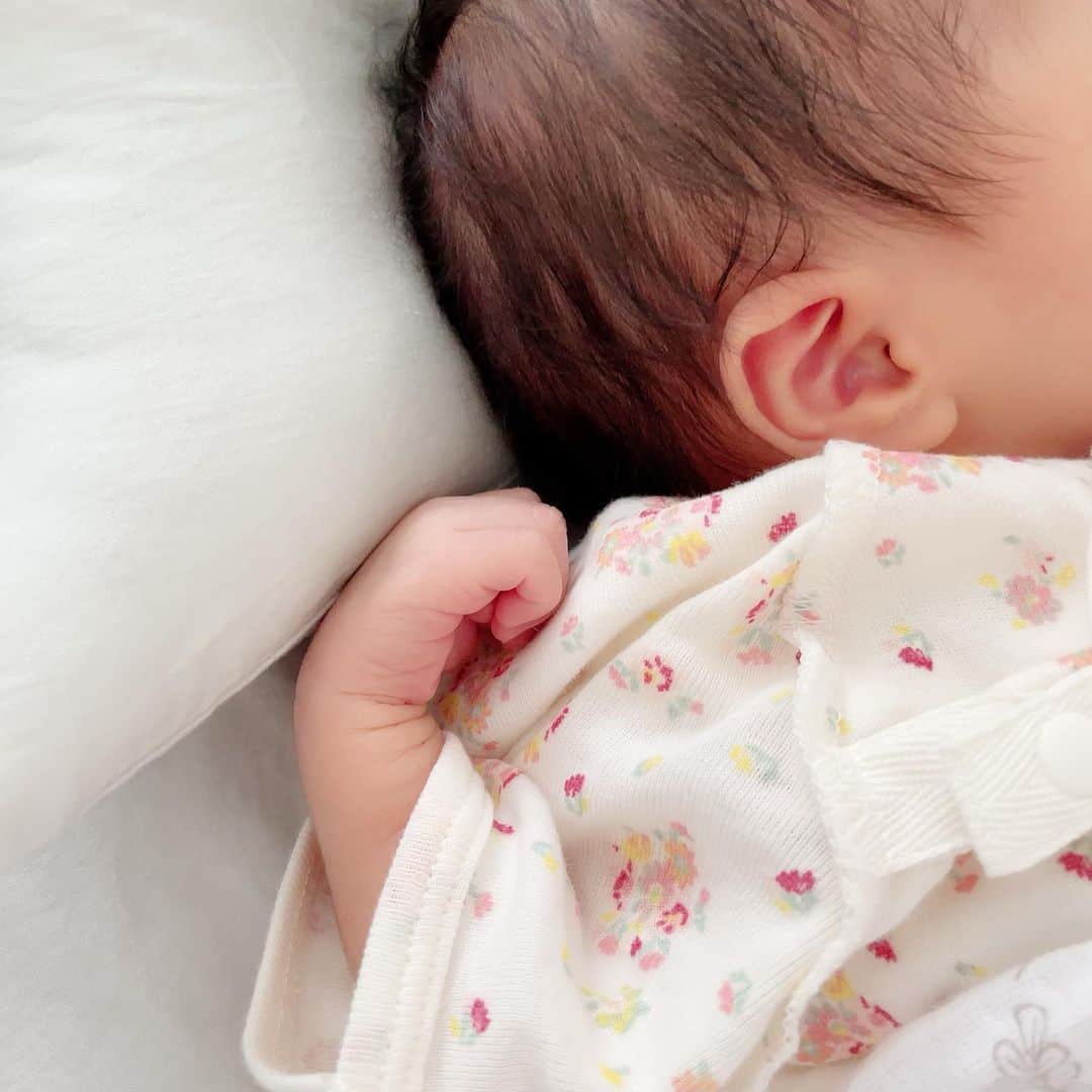 角田奈緒子のインスタグラム：「💐ご報告  先日、第一子を出産いたしました。 母子ともに健康で、無事に退院することができました。  とっっても小さくて愛らしい、 でもどこか自分とそっくりな顔を眺めながら、 じわじわと母になったことを実感しております。 初めての育児に奮闘し、すでにいっぱいいっぱいの日々ですが、 周りの助けもお借りしながら この愛しくて大切な存在を守っていきたいと思います。  改めまして 支えてくださった仕事関係の皆さま、 いつも応援してくださっている皆さま、 本当にありがとうございます。  これからも温かく見守っていただけると幸いです。」