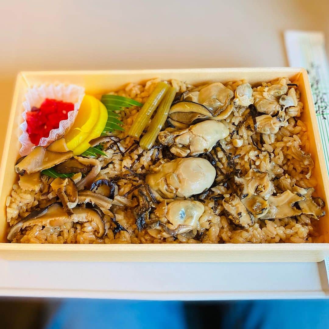 堀江淳のインスタグラム：「いざ盛岡へ🚄  #氏家かきめし #駅弁  #盛岡  #堀江淳 #メモリーグラス」