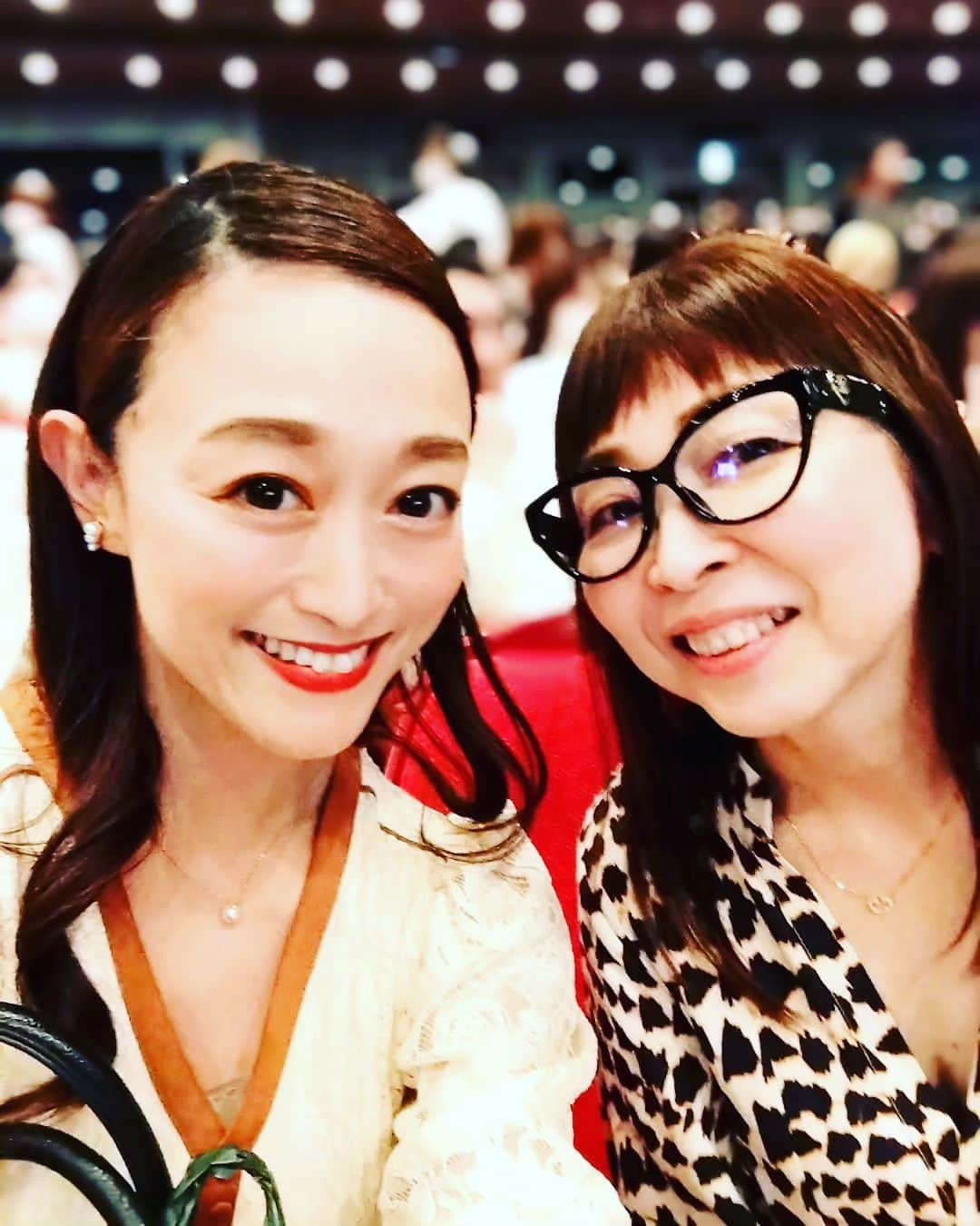 舞咲りんさんのインスタグラム写真 - (舞咲りんInstagram)「だいぶ前の話になりますが…💦  ❄雪組宝塚大劇場公演・千秋楽❄  行ってきました〜‼️‼️‼️  (⁠*⁠˘⁠︶⁠˘⁠*⁠)⁠.⁠｡⁠*⁠♡  宝塚歌劇団を卒業して 初めての雪組✨✨✨  2020年から、今日までよく頑張った、私！ ようやく観に行けたよね！  大学の卒業旅行で 月組さんは観劇したけれど…  ヤッパリね、雪組だと思うと 気持ちが込み上がってきます✨✨✨  今回、仕事の関係で どうしても千秋楽にしか観に行けず💦  無理を承知で、退団者でもある うきさん（白峰ゆり）に チケットを取って貰いました‼️‼️‼️ （うき、ありがとーーーー💕💕💕💕💕）  久々の雪組は、どこか懐かしいけれど でも、確実に新しい時代へ向かっていて… と〜っても素敵な空間でした♡  今回の作品・・・何といっても！  咲ちゃん（彩風咲奈） コスチューム物が似合う❤❤❤  「ほぼほぼ、脚なんじゃないの？」ってくらい、スタイルが良かった！ 絶対！隣に並びたくない💦爆笑  素敵な衣装映えで御座いました♡⁠(⁠>⁠ ⁠ਊ⁠ ⁠<⁠)⁠♡  そして 私の大事な大事な下級生達✨✨✨  宝塚大劇場での最後のご挨拶 とーーーっても素敵でした！  皆の言葉一つ一つに感謝の気持ちが見えて それでいて幸せそうで。。。😆  退団して初めて千秋楽を観劇したので 「あぁ！こんな風に見えるんだ💕」と 感動しました‼️‼️‼️  今は、東京公演中ですね。。。  1回1回の公演を 大切にしていって欲しいと思います😊  そして、私と仲良くしてくれていた 大切な下級生…うき（白峰ゆり）  私がしんどい時に側にいてくれて 助けてくれました✨✨✨  彼女からのちょっとした声の掛け方 「ヒメさん、気にしなくていいんですよ！ヒメさんは間違ってないです！私達が頑張ります！笑」と言ってくれた、あの一言に、どれ程救われたか分かりません😢  うきに対しても厳しかった 上級生の私だったけど… それでも着いてきてくれて とても感謝しています🍀  そして、これからも ずっと仲良くしていきたいです☺️☺️☺️  雪組❄退団者に幸あれ⤴️⤴️⤴️  雪組バンザイ🙌🙌🙌  愛してるよ❤❤❤  #雪組 #雪組公演  #宝塚歌劇団 #宝塚  #宝塚観劇 #観劇 #最高 #千秋楽 #彩風咲奈 #スタイル #めちゃ良かった #カッコイイ#さすが #下級生 #退団 #退団者 #うき #白峰ゆり #挨拶 #最後まで #楽しく#笑顔で #頑張って #応援 #しています #みんな #大好きすみれの花」7月2日 11時52分 - maisaki_rin_85