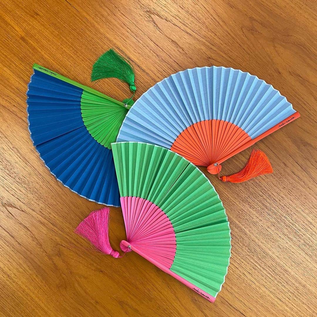 野宮真貴さんのインスタグラム写真 - (野宮真貴Instagram)「. 今すぐ必要なおしゃれ扇子🪭作りました！ 明日（7/3）12:00〜発売開始！  タッセルが揺れるカラフルなおしゃれ扇子で涼しい笑顔を🎐  ⚫️オンラインストアRocket Express http://rocket-exp.com/missmakinomiya  #野宮真貴のおしゃれ扇子 #扇子 #オリジナルグッズ #野宮真貴 #missmakinomiya」7月2日 12時03分 - missmakinomiya