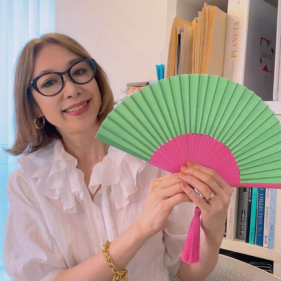 のインスタグラム：「. 今すぐ必要なおしゃれ扇子🪭作りました！ 明日（7/3）12:00〜発売開始！  タッセルが揺れるカラフルなおしゃれ扇子で涼しい笑顔を🎐  ⚫️オンラインストアRocket Express http://rocket-exp.com/missmakinomiya  #野宮真貴のおしゃれ扇子 #扇子 #オリジナルグッズ #野宮真貴 #missmakinomiya」
