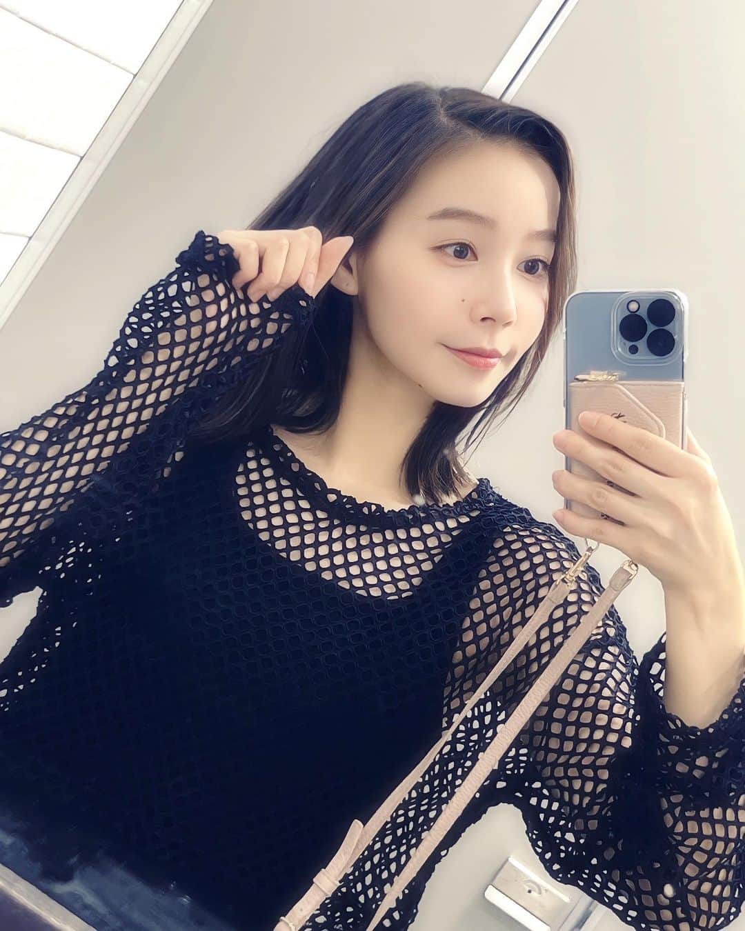 のインスタグラム：「. ストーリーズで好評だったからこっちにも載せちゃう🤭🩷  最近GETしてお気に入りの黒メッシュのお洋服。 写ってないけどこの日は黒のワンピースと合わせたよ〜〜。 #shein と #GU でプチプラな日👗  がっつり肌見せしてるわけじゃないから 上品に女性らしく魅せてくれるから好き😘  おしゃれって楽しいなぁ😀🧡 ❤️  良い日曜日をっ！ . #code #codenate #fashion #summer #ootd #haveaniceday」