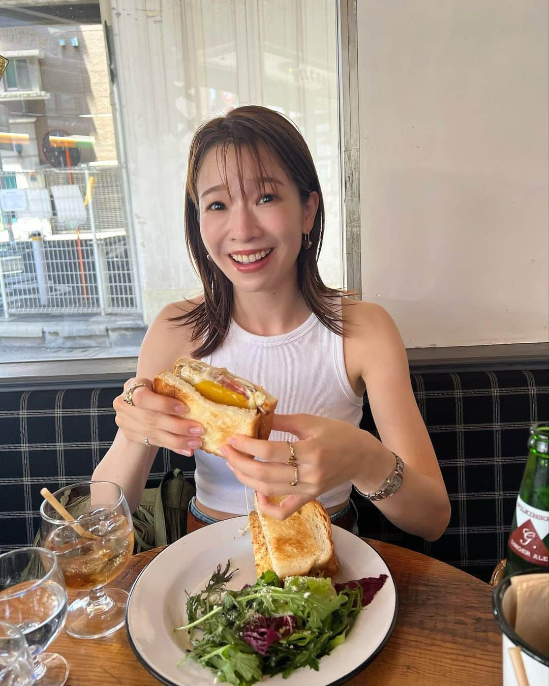 石井亜美さんのインスタグラム写真 - (石井亜美Instagram)「☀️  この夏やりたかったコーディネート。 クロップドトップ × ローライズのゆるっとデニム。  H＆Mで1200円台だったタンクトップ、 形が理想的すぎる。  デニムはBluesて形だよ☺️  Top @hm  Denim @redcardtokyo @guestlist___tokyo  Belt @emporioarmani (vintage) Sandals @oofos.jp  Bag @celine  #a___look  #handm #hm #redcard #guestlist #oofos #celine #dayandnight」7月2日 12時02分 - ami_ishii_