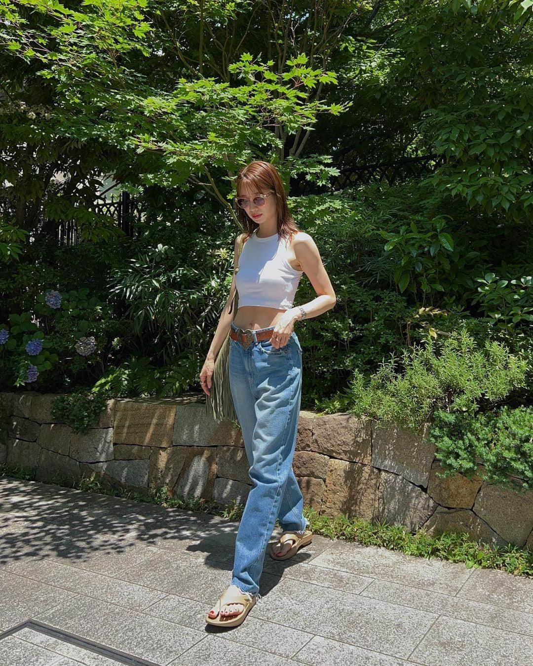 石井亜美さんのインスタグラム写真 - (石井亜美Instagram)「☀️  この夏やりたかったコーディネート。 クロップドトップ × ローライズのゆるっとデニム。  H＆Mで1200円台だったタンクトップ、 形が理想的すぎる。  デニムはBluesて形だよ☺️  Top @hm  Denim @redcardtokyo @guestlist___tokyo  Belt @emporioarmani (vintage) Sandals @oofos.jp  Bag @celine  #a___look  #handm #hm #redcard #guestlist #oofos #celine #dayandnight」7月2日 12時02分 - ami_ishii_