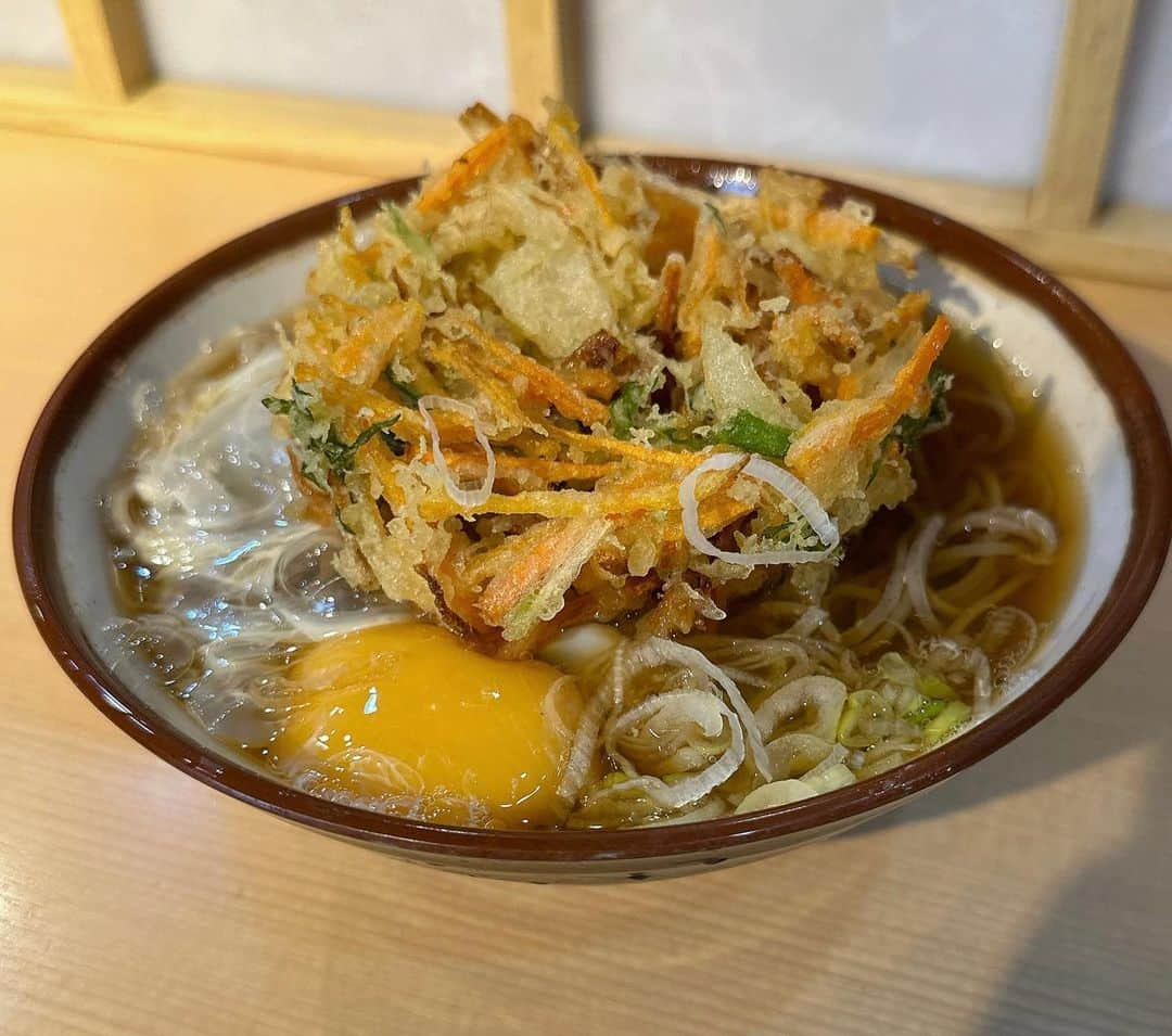 休日課長さんのインスタグラム写真 - (休日課長Instagram)「立ち食い蕎麦を見かけると入ってしまうお茶目な私です。サクッと揚がった衣軽めなかき揚げとつるりとした蕎麦にほんのり甘いくらいのツユ、私のタイプのかき揚げ蕎麦でした。玉の白身の色気よ。残り三割の所で崩して。ごちそうさまでした！ #仙台 #立ち食い蕎麦 #そばの神田東一屋本店」7月2日 11時55分 - kyujitsu_kacho