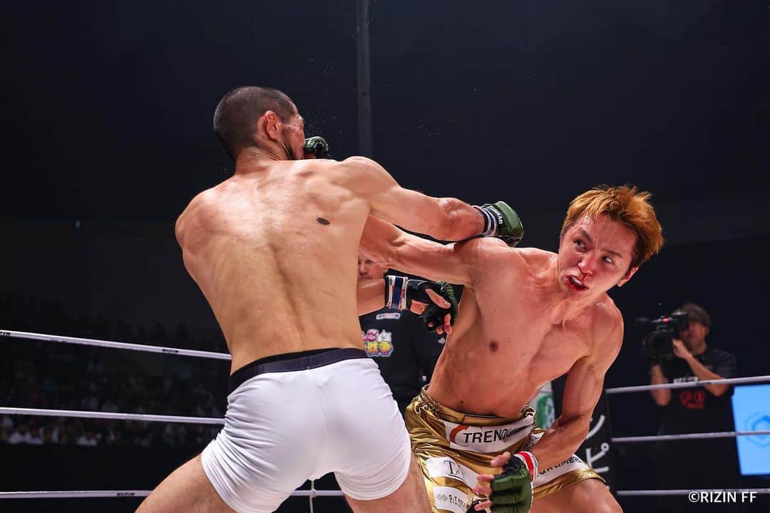 RIZIN FF OFFICIALのインスタグラム：「#RIZIN43 《Match.7》 "A hard fought victory." ----------- Yuta Kubo defeats Karate Kinoshita by Split Decisions.  #RIZIN #MMA #久保優太 #yutakubo #木下カラテ #karatekinoshita」
