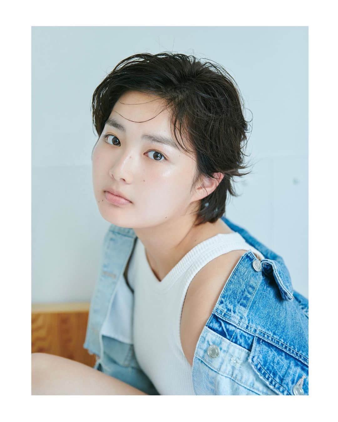 箭内夢菜のインスタグラム：「皆様にご報告です*ﾟ  実は 次の作品での役に向けて 人生初のショートカットにしました✨️  自分でも見た事のない自分なので 見慣れるまで少し時間がかかりました..🫣  大きな決断ではありましたが 23歳になり、これをきっかけに また新たなスタートを迎えることができたらなと思っています*ﾟ  結構印象が変わったかなと思うのですが どうですか、？🙈  まだ情報解禁はできないのですが お楽しみに待ってて頂けたら嬉しいです︎☺︎  ショートヘアになったということで、 前回も作品撮りでお世話になった英里さんと ヘアメイクの祐実さんに撮って頂きました*ﾟ 最後の3枚は、別のお仕事の現場にて カメラマンさんが撮ってくださいました📸  ありがとうございました*ﾟ」