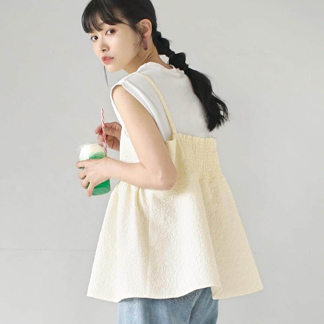イーザッカマニアストアーズのインスタグラム：「. ＼ 📣  NEW ITEM ／  新鮮なレイヤードスタイルが叶う🎀  表面に凹凸を感じるふくれジャガードと ギャザーが作る立体感のある一枚◎ いつものコーデにプラスするだけで立体感のあるコーデに🌈  膨れジャガード ぺプラムキャミソールチュニック 🔎2300282 ¥2,990 着用モデル 164cm  ⁡ #ezakkamaniastores#イーザッカマニア#イーザッカマニアストアーズ#チュニック#ビスチェ #ジャガード#レイヤードスタール#レイヤード#ペプラム#今日のコーデ#シンプルスタイル#シンプルコーデ#カジュアルスタイル#神戸ファッション#コーディネート #夏コーデ #夏服コーデ」