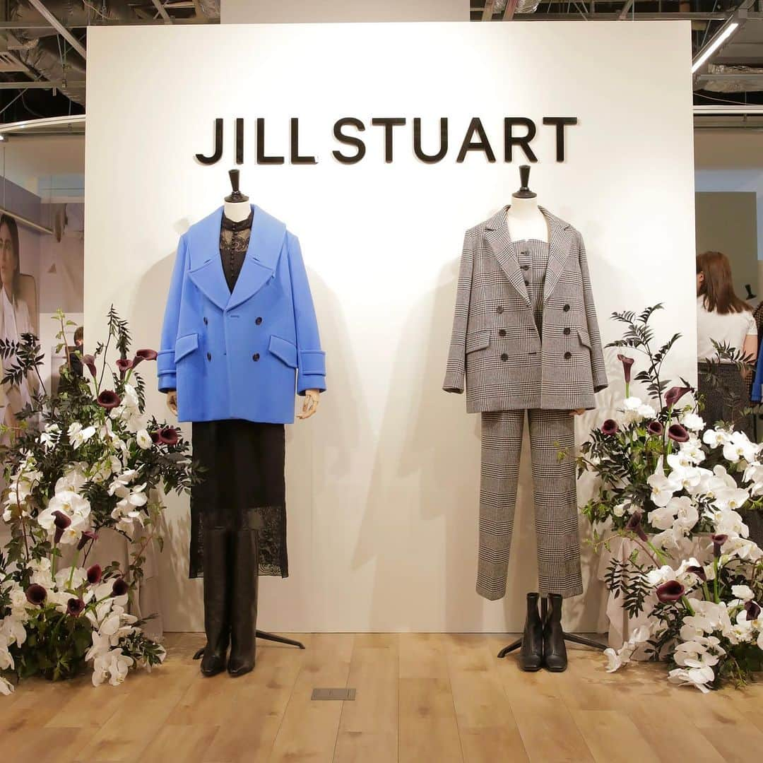 JILLSTUARTさんのインスタグラム写真 - (JILLSTUARTInstagram)「. 2023 AW Collection  ＿＿＿＿＿＿＿＿＿＿＿＿＿＿＿＿＿＿＿＿＿＿  6/28(水)-6/30(金)まで開催していた JILL STUART ×JILL by JILL STUART  合同展示会  リブランディング後初のAWシーズンにおいても、ブランドパーパス「今日よりも華やかな明日のために」に基づいたさまざまな体験を、女性をエンパワーするプロジェクト「W/J(ウィズ ジル スチュアート)」にて提供します。  「Bold Softness」をコンセプトに優しさと強さ、繊細さと大胆さの自在なバランスを、CORE・CLEAN・DAILYの3つのカテゴリーで展開。さらにAWシーズンではCLASSIC・MODE・VINTAGE・SOPHISTICATED・HIGH QUOLITYをキーワードにアイテムを展開します。  ＿＿＿＿＿＿＿＿＿＿＿＿＿＿＿＿＿＿＿  #JILL_23AW #JILLSTUART #ジルスチュアート #AW #FW #COLLECTION」7月2日 12時04分 - jillstuart.jp