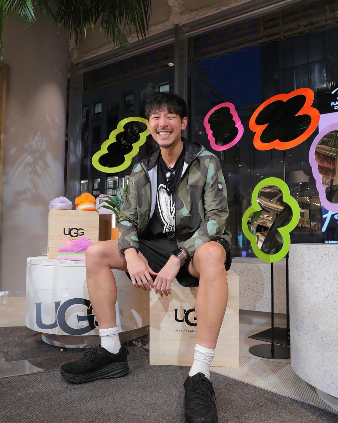 長谷川惠一のインスタグラム：「UGGのスニーカー可愛いし履きやすいからおすすめ😋  原宿にUGGのFLAGSHIP STOREがオープンしたみたいです💁‍♂️  #ugg #やはり短パンは楽 #かっこつけたいけどかっこつけれないやつ」