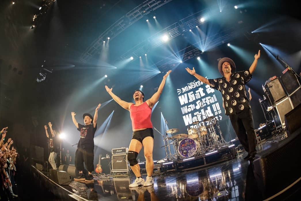 上江洌清作のインスタグラム：「WWWtour2023‼️  Zepp羽田  with Dragon Ash  お互いに歩んできた長い道のりを1回のステージに凝縮したようなLIVEでした（涙  愛すべきバンドマン像を「地」で生きて示し続けるDragon Ashのみんなには感謝しかないし  一肌も二肌も脱いでくれて、着替えてくれたケンジ君にはこの先ずっと頭が上がらないなw  最後の写真が昨日のLIVEの全てを物語っております👌w  @mongol800_official   @dragonash_official  @kj_kenji_furuya   #mongol800   #モンパチ  #DragonAsh」