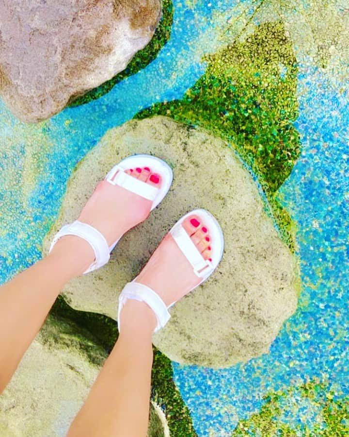 ほんまかよこのインスタグラム：「🪨👣💠  7月July 夏の入口の到来ですね🍧🩵  7月1日はなんだか身も心も軽やかで🎐  うっかり心が不安になりそうな通達も 「そうかそうか〜」と、卒なく受け止められた日でありました☺️  100人に4人の女になったらしい😏  どうもわたしは不可抗力な部分で少数派の道へと押し流されがちだったりする。  でも今回は1000人いたら40人、1万人いたら400人だから、すごく少数ってわけじゃないもんね😉  これもまた貴重な体験と経験だなと 身をもってたくさんのものごとを感じられる自分という生きものに、むしろ愛おしさが増す日々なのです🐢  人生、どんな幸も不公もぜーんぶ 過ぎてしまえばどれも大事な経験で財産  ああ、これだからやっぱりわたしは まだまだ生きていたいし、まだまだたーっくさん楽しいことしなくちゃーって  思っちゃうんだよなあ〜🤍🩵💚  #7月 #july #月のはじめのおしゃべり #筋肉なお姉さん #ほんまかよこ #kayokohonma   ゜*. ────────── 🪴Life＆Work @honmakayoko 🧘‍♀️Fit＆Wellness @kayoko_fitness ⚽️Sports＆Parody @kayoko_sports  ──────────.* ゜  TikTok ✈︎ honmakayoko_soccer Twitter ✈︎ ＠kayokohonma YouTube ✈︎ Kayo Channel LINE ✈︎ ＠wdw5651f  ────────────────── DMはマネジメント会社との共同管理となります。 内容により対応が異なります事をご理解下さい。 ──────────────────  🌈14-15周年 Special memorial企画 デジタル限定写真集、連続リリース中！ 第1弾「21debut」 第2弾「22White」 第3弾 …caming soon amazon・Kindle「ほんまかよこ」で検索🔍✨  ──────────  🏷 #筋肉グラドル #筋肉タレント #フィットネスモデル #筋肉 #腹筋女子 #筋肉女子 #筋トレ女子 #fitnessmodel #healthylifestyle #fitnessgirl #fitnessjourney #模特 #健身房 #筋スタグラム #インスタグラビア #sexymodel #健身日常 #性感泳衣 #gravure #gravuremodel #instagood #sportsgirl #bikinimodel #sexyfitness #sexymodel」