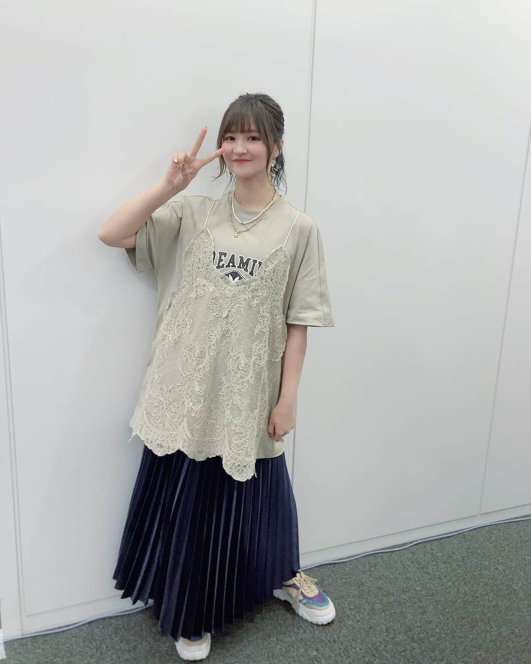 小市眞琴のインスタグラム：「本日の衣装🪷 TVアニメ 地獄楽 最終回直前！一足早いお疲れ様会 にサプライズ出演させて頂きました！ 髪型は最終回のポニテヌルガイを意識☺️ みんなと盛り上がれて嬉しかったです！  二期もお楽しみに！🌺  #地獄楽 #地獄楽アニメ #コーディネート」