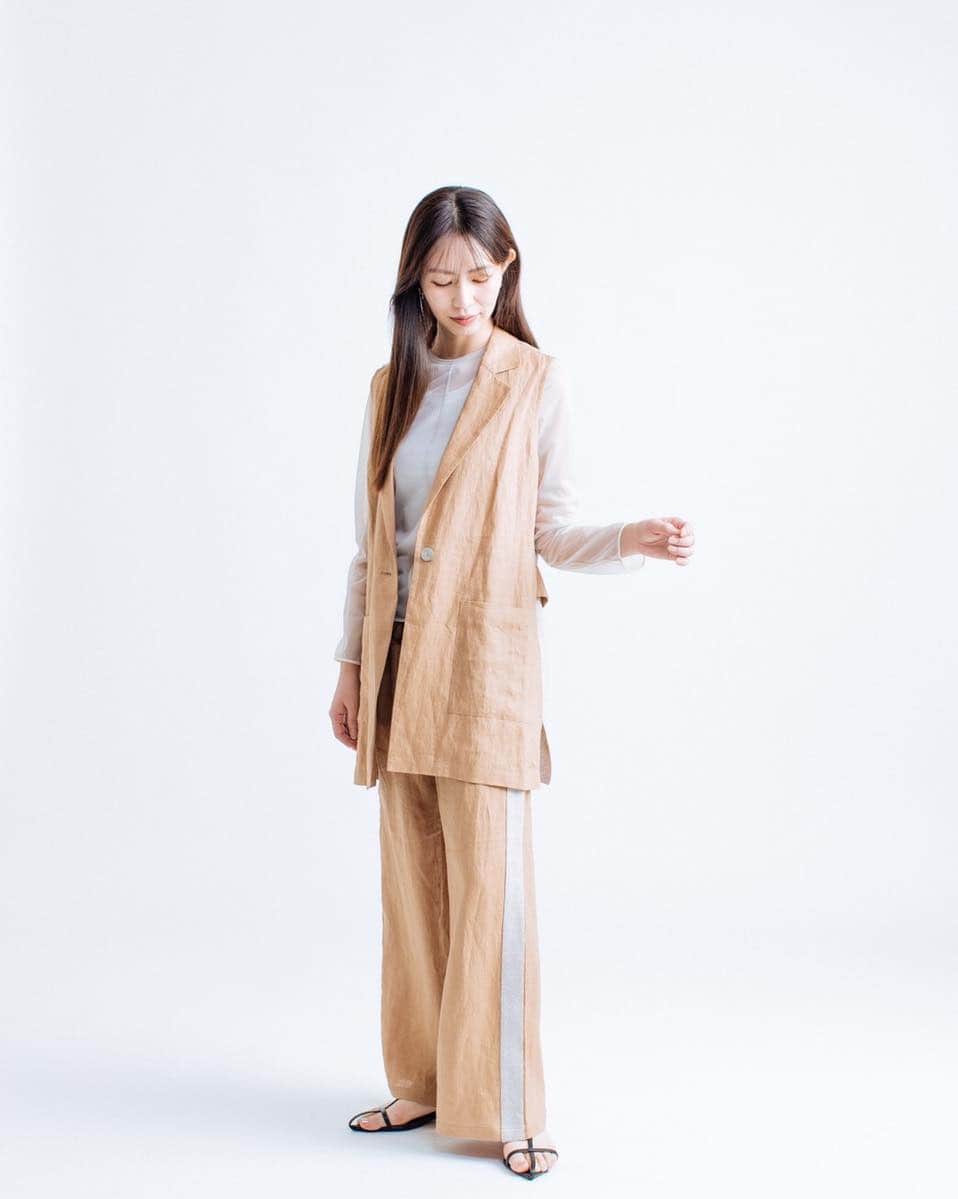 M2companyのインスタグラム：「細見え効果が嬉しい、 シンプルなリネンのロングジレは ストレッチが効いたニット素材との ドッキング。 異素材ならではの配色も魅力。  【BASE】 https://pareatsu.base.ec  サイズ ／  1 ,  2  カラー ／  ブルー ネイビー カーキ キャメル ブラック  【BASE】 https://pareatsu.base.ec  #pareatsu #パレアッツ #m2company #エムツーカンパニー #2023SS #ジレコーデ #ジレ #リネンジレ #おしゃれさんと繋がりたい  #ciao_varano」