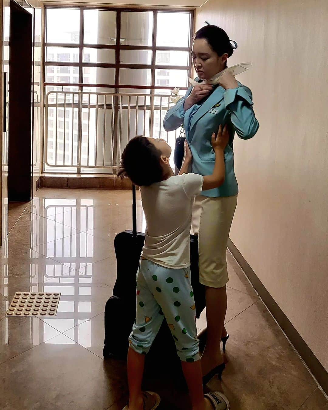 チョン・テウのインスタグラム：「오늘도 잘 다녀와 ✈️ 이른 아침 엄마를 배웅하는 귀요미 막내.  3일동안은 또 못보겠네. 보고싶어도 잘 참아볼께..  #skyangel #flight」