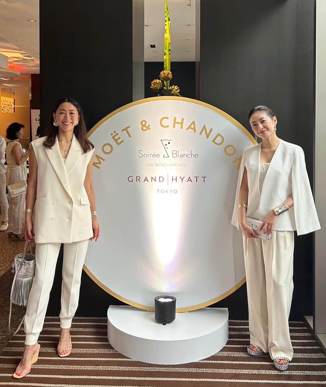 のインスタグラム：「Moët & Chandon x Grand Hyatt Soireé Blanche ~ソワレ ブランシュ~ モエ・エ・シャンドンとともに楽しむ 南仏リゾート発祥の“オールホワイト”がドレスコードの サマーイベントへ野沢さんと🥂 オールホワイトというだけあって 会場は真っ白🤍 さまざまなホワイトコーデを観察するのも楽しかった☺︎ 賑やかなhappyな空間で 大好きなChampagneを楽しみました🥂 デートにも女子会にも おすすめな夏のイベント✨ すでに大人気で予約もたくさん入っているそう。 気になる方は早めにチェックを🥂☺︎ #Hostedby @moetchandon #ソワレブランシュ #SoireeBlanche #moetchandon #モエシャンドン #Sponsored #DrinkResponsibly」