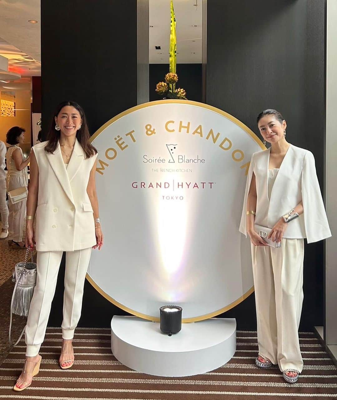 秋本祐希のインスタグラム：「Moët & Chandon x Grand Hyatt Soireé Blanche ~ソワレ ブランシュ~ モエ・エ・シャンドンとともに楽しむ 南仏リゾート発祥の“オールホワイト”がドレスコードの サマーイベントへ野沢さんと🥂 オールホワイトというだけあって 会場は真っ白🤍 さまざまなホワイトコーデを観察するのも楽しかった☺︎ 賑やかなhappyな空間で 大好きなChampagneを楽しみました🥂 デートにも女子会にも おすすめな夏のイベント✨ すでに大人気で予約もたくさん入っているそう。 気になる方は早めにチェックを🥂☺︎ #Hostedby @moetchandon #ソワレブランシュ #SoireeBlanche #moetchandon #モエシャンドン #Sponsored #DrinkResponsibly」