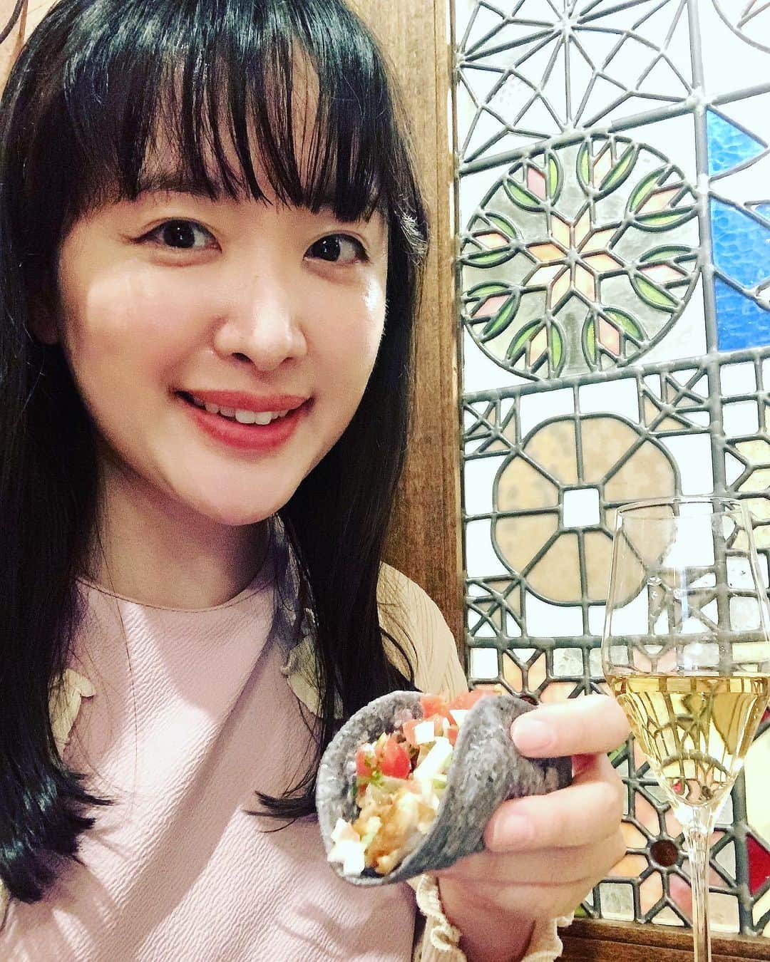 のインスタグラム：「🇫🇷✨🇲🇽 夜の女子会へ♡♡ レツゴ🍸(=´∀｀)人(´∀｀=)🍾  こちらのお店は なんと❣️ フレンチとメキシカン １件で２件分楽しめる♪♪ ＊Bistro MOUSQUETON＊  17：30〜21：00までは フレンチのビストロ 21時からは タコスをメインにメキシコ料理店が OPEN⭐️⭐️  21時になるとお店の看板も 変わりますd(^_^o)✨✨  まずは、 フレンチから🇫🇷❤︎ アランミリア　 グレープジュース🍇 （白　シャルドネ種） で乾杯ッ🥂  12種類以上のお野菜で作ったテリーヌ 鮎のコンフィ　菊名のソース 牛フィレ肉のポワレ 甘めの赤ワインを使ったトリュフのソース チーズ　ハード　  を堪能したあとは 21時も過ぎたので、 メキシカンタイム✨🇲🇽  タコス🌮 カルニータス  じゅみさんは フリホーレス　豆のピューレ  黒い生地のタコスは はじめて(*^o^*)❤︎  サルサソースも お野菜たっぷり☆★ 辛いのも楽しめて 美味しかった〜╰(*´︶`*)╯♡♡  どちらのお時間も チャージ代は掛かるのですが、 お通しにでてきた フレンチメニューも めっちゃ美味しくて 大満足(o^^o)💕  #ゆきんこ #グルメ　 PR @bistro_mousqueton #ビストロムースケトン  #フレンチ  #メキシカン  #大阪グルメ巡り  #大阪ディナー」