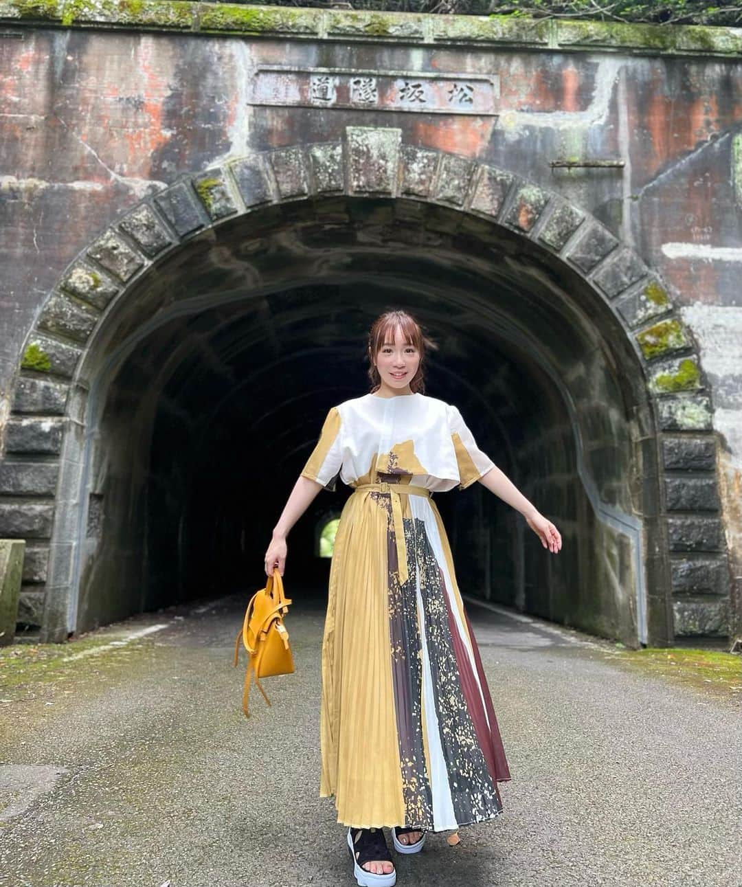 島川未有さんのインスタグラム写真 - (島川未有Instagram)「この松坂隧道は、日本最古のコンクリート製トンネルだそうです。 一週間前に行ったら行灯が飾れられていたみたいですが、見られなくて残念！ トンネル付近に現れた幽霊のような幻想的な写真が撮れました🤳  #牟岐#内妻あじさいロード#牟岐町#徳島#エアマックスココ#amerivintage」7月2日 12時53分 - miyu_shimakawa