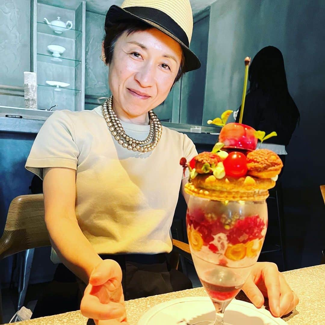 梅津有希子さんのインスタグラム写真 - (梅津有希子Instagram)「すごいパフェ食べた。 月に一度の「PÂTISSERIE ASAKO IWAYANAGI」。さくらんぼの「パルフェ ビジュー スリーズ」。完熟紅秀峰がたっぷり。トップのさくらんぼムース、軸の部分はなんとチョコレート👀危うくよけるとこだった。  さくらんぼのソルベやらジュレやら、ピスタチオティラミスやらよもぎ麩饅頭やら大葉のガナッシュやら、とにかく組み合わせや発想がすごい。  あー、おなかいっぱい。 これは6380円の価値大アリ！  また来月来る！  #パフェ #パティスリーアサコイワヤナギ #アサコイワヤナギ #PÂTISSERIE ASAKOIWAYANAGI #東京パフェ #tokyo #紅秀峰 #さくらんぼ」7月2日 13時00分 - y_umetsu