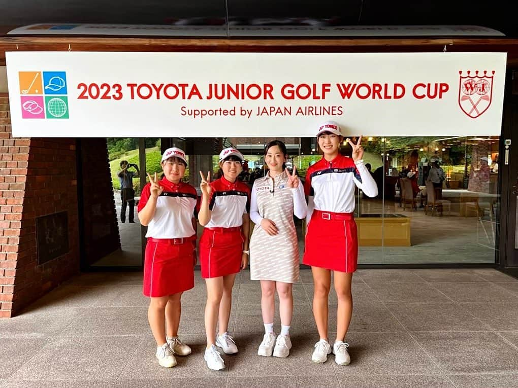 長崎望未さんのインスタグラム写真 - (長崎望未Instagram)「. 先日行われた  2023 TOYOTA JUNIOR GOLF WORLD CUP⛳️  大会アンバサダーを 務めさせていただきました😊🙏🏾  日本🇯🇵チームが男女ともに優勝🏅 本当におめでとうございます✨✨  日本代表の高校生の皆さんと お話できて、元気で明るくて 可愛くて可愛くてたまらなかったです😍  大会が行われる前には 20カ国から集まる選手の方々と  『2030年の未来は？』 とテーマを元にセッションをしたり  SDGsの取り組みで 🚙MIRAIの給電から ペットボトルのキャップを元に オリジナルマーカーを作ったり✨  ピンフラッグがとうもろこし🌽から 出来ていたりと  たくさんのエコな取り組みにも 携わらせて頂きました🥰✨✨  今回の大会で選手のみなさんから これからの想い描く未来を 聞かせてもらいましたが  すごく明確に考えてて 考えてる事、その為に実施してる事  やっぱりトップアスリートは すごいなと、本当にたくさんの パワーを感じました😆🫶🏻❤️‍🔥  国代表で対決するドラゴンは 迫力が凄まじく…  10代とは思えないような スイングの速さやボールの音 全部が異次元だなと感じました😂👏  私も趣味だと言えるくらい ゴルフ⛳️やりたいな〜と 思わせてくれるくらい すごく楽しかったです😆✨  皆さんの活躍、これからも 応援しています🥰🙏🏾✨✨✨  #2023 TOYOTA JUNIOR GOLF WORLD CUP #SDGS #MIRAI #ジュニアゴルフ  #⛳️」7月2日 13時00分 - nozomi.nagasaki