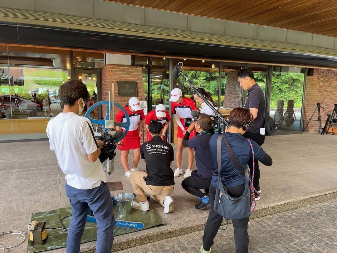 長崎望未さんのインスタグラム写真 - (長崎望未Instagram)「. 先日行われた  2023 TOYOTA JUNIOR GOLF WORLD CUP⛳️  大会アンバサダーを 務めさせていただきました😊🙏🏾  日本🇯🇵チームが男女ともに優勝🏅 本当におめでとうございます✨✨  日本代表の高校生の皆さんと お話できて、元気で明るくて 可愛くて可愛くてたまらなかったです😍  大会が行われる前には 20カ国から集まる選手の方々と  『2030年の未来は？』 とテーマを元にセッションをしたり  SDGsの取り組みで 🚙MIRAIの給電から ペットボトルのキャップを元に オリジナルマーカーを作ったり✨  ピンフラッグがとうもろこし🌽から 出来ていたりと  たくさんのエコな取り組みにも 携わらせて頂きました🥰✨✨  今回の大会で選手のみなさんから これからの想い描く未来を 聞かせてもらいましたが  すごく明確に考えてて 考えてる事、その為に実施してる事  やっぱりトップアスリートは すごいなと、本当にたくさんの パワーを感じました😆🫶🏻❤️‍🔥  国代表で対決するドラゴンは 迫力が凄まじく…  10代とは思えないような スイングの速さやボールの音 全部が異次元だなと感じました😂👏  私も趣味だと言えるくらい ゴルフ⛳️やりたいな〜と 思わせてくれるくらい すごく楽しかったです😆✨  皆さんの活躍、これからも 応援しています🥰🙏🏾✨✨✨  #2023 TOYOTA JUNIOR GOLF WORLD CUP #SDGS #MIRAI #ジュニアゴルフ  #⛳️」7月2日 13時00分 - nozomi.nagasaki