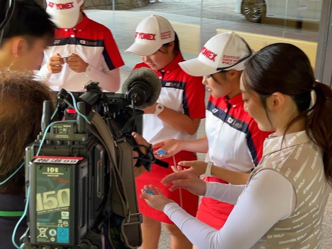 長崎望未さんのインスタグラム写真 - (長崎望未Instagram)「. 先日行われた  2023 TOYOTA JUNIOR GOLF WORLD CUP⛳️  大会アンバサダーを 務めさせていただきました😊🙏🏾  日本🇯🇵チームが男女ともに優勝🏅 本当におめでとうございます✨✨  日本代表の高校生の皆さんと お話できて、元気で明るくて 可愛くて可愛くてたまらなかったです😍  大会が行われる前には 20カ国から集まる選手の方々と  『2030年の未来は？』 とテーマを元にセッションをしたり  SDGsの取り組みで 🚙MIRAIの給電から ペットボトルのキャップを元に オリジナルマーカーを作ったり✨  ピンフラッグがとうもろこし🌽から 出来ていたりと  たくさんのエコな取り組みにも 携わらせて頂きました🥰✨✨  今回の大会で選手のみなさんから これからの想い描く未来を 聞かせてもらいましたが  すごく明確に考えてて 考えてる事、その為に実施してる事  やっぱりトップアスリートは すごいなと、本当にたくさんの パワーを感じました😆🫶🏻❤️‍🔥  国代表で対決するドラゴンは 迫力が凄まじく…  10代とは思えないような スイングの速さやボールの音 全部が異次元だなと感じました😂👏  私も趣味だと言えるくらい ゴルフ⛳️やりたいな〜と 思わせてくれるくらい すごく楽しかったです😆✨  皆さんの活躍、これからも 応援しています🥰🙏🏾✨✨✨  #2023 TOYOTA JUNIOR GOLF WORLD CUP #SDGS #MIRAI #ジュニアゴルフ  #⛳️」7月2日 13時00分 - nozomi.nagasaki