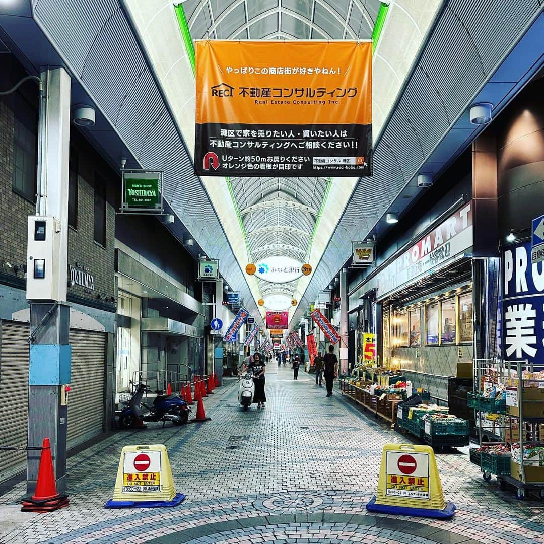 津田大介さんのインスタグラム写真 - (津田大介Instagram)「神戸は仕事で何度か来たことあったけど、水道筋商店街は初めて。三宮より全然こっちの方がいいと思ったな。」7月2日 13時00分 - tsuda