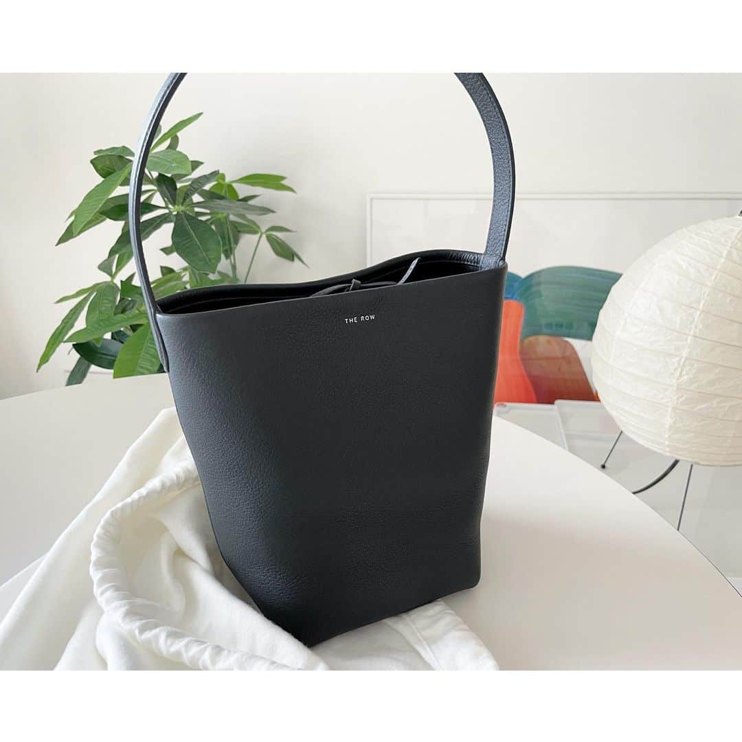 kumiのインスタグラム：「@therow N/S Park Tote 🌛  小さく見えて沢山入る、絶妙なサイズ感。 ホワイトが使いやすくてブラックも。  いくつか断捨離して、いざ！お迎え。 ( sale中で少しお得だった○ )  色違いで大切に使おう💐＊」