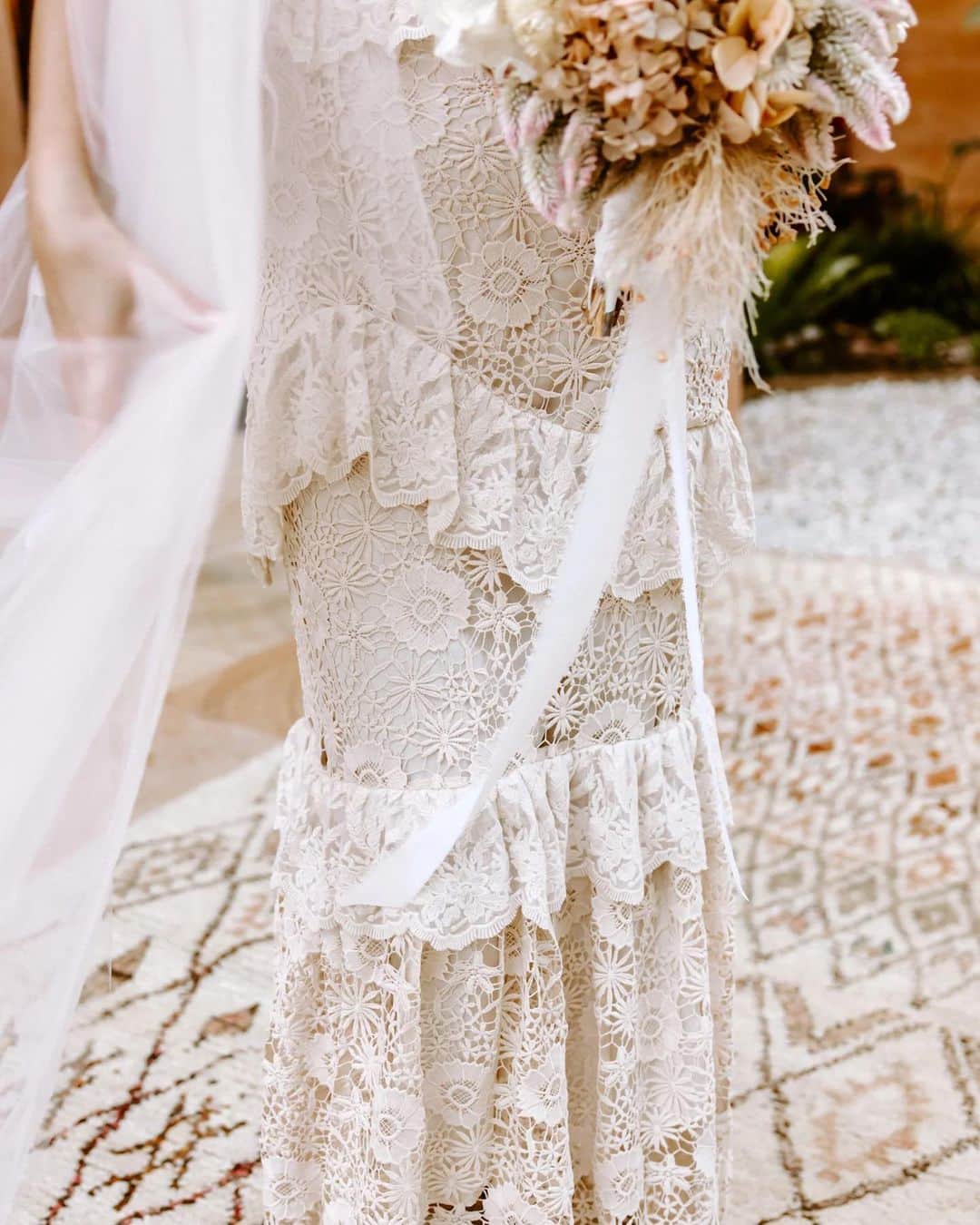 SPELLさんのインスタグラム写真 - (SPELLInstagram)「On the Blog: Luciana + Des' wedding at a tuscan inspired villa in the Byron Bay Hinterland @lucianarose 💍 see more on the blog 🤍」7月2日 13時13分 - spell
