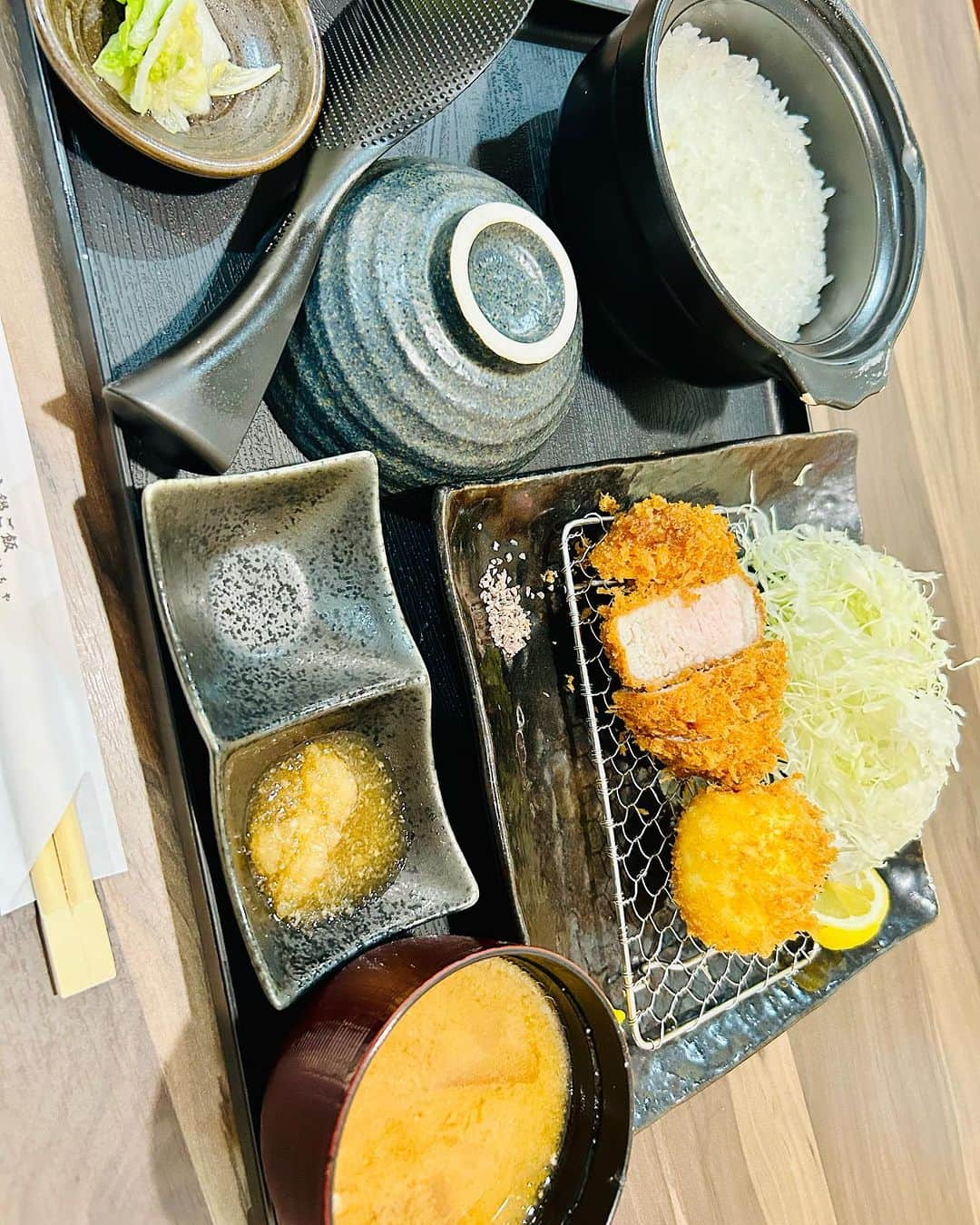 世手子さんのインスタグラム写真 - (世手子Instagram)「Recommended gourmet near today's live concert🐷 Good lunchtime menu🍱 best plum dressing🌟🌟 本日 #パルトネール で19:15〜ライブです(*^◯^*) ツーマンライブなのでいつもより沢山曲やるよ❣️楽しみ🎹 ライブとは別日にたまたま近くの美味しいとんかつ屋を発見してしまいました(*ﾟ▽ﾟ*) ライブ前に是非オススメです(´∀｀) @tonkatsu_ichiya #とんかつ一矢 は #土鍋ごはん たきたてが美味しい(*´꒳`*) 個人的には #梅ドレッシング が絶品🌟 キャベツご飯おかわり自由(*☻-☻*) #東京とんかつ #神田ランチ #神保町ランチ # とんかつ好きな人と繋がりたい #美味しいとんかつ  食後は #マルサンアイ #marusanai #カロリーオフ豆乳 #豆乳飲料 #低糖質 でスッキリおいしかった(*≧∀≦*)  #ドタバタ育児  #二児のママ  #2児育児 #赤ちゃんのいる暮らし  #3歳男の子 #3歳差育児  #二児の母 #二児ママ  #ママシンガー  #二児育児 #2児ママ #2児のママ #赤ちゃんのいる生活 #monipla #marusan_fan  #PR」7月2日 13時09分 - rojide