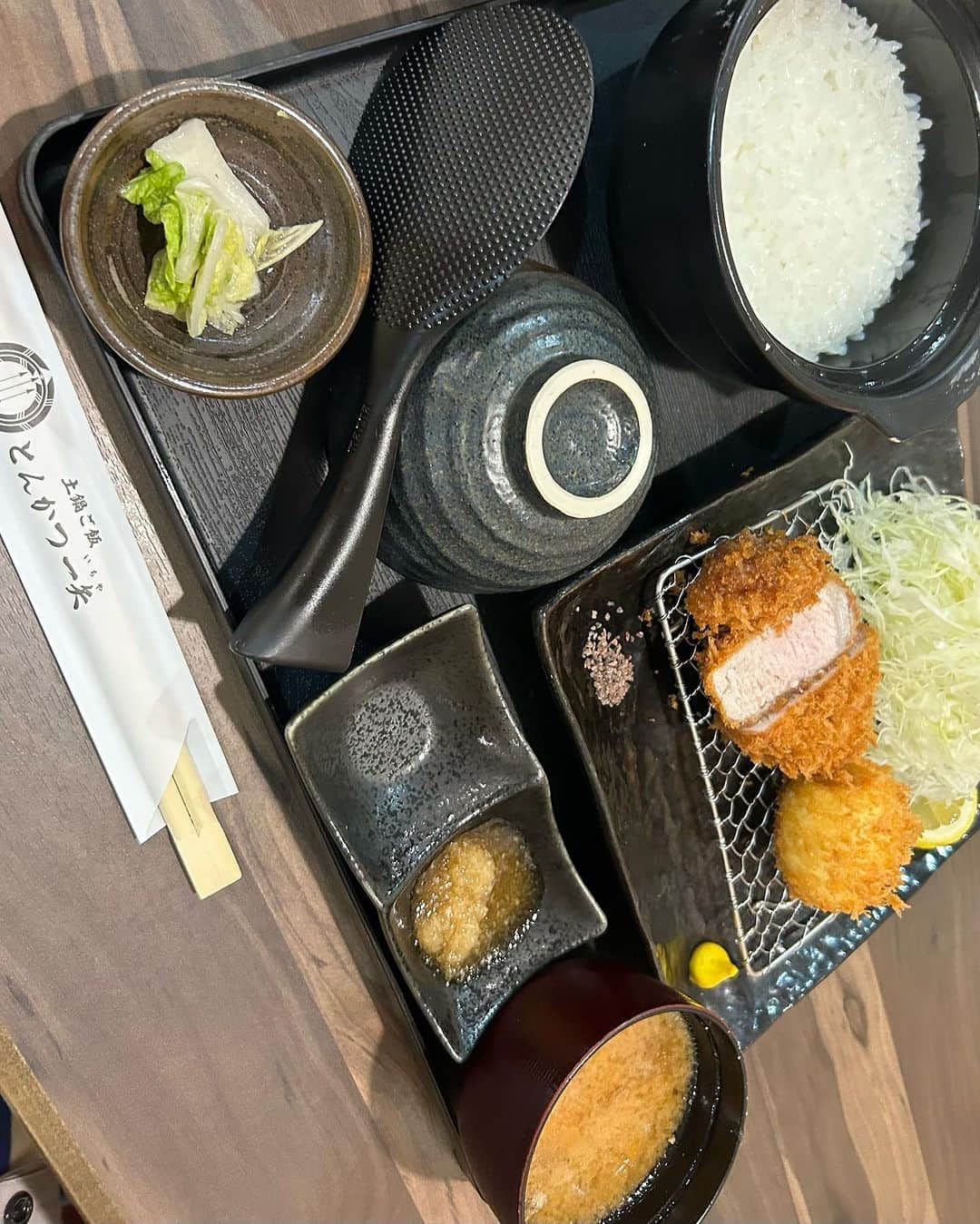 世手子さんのインスタグラム写真 - (世手子Instagram)「Recommended gourmet near today's live concert🐷 Good lunchtime menu🍱 best plum dressing🌟🌟 本日 #パルトネール で19:15〜ライブです(*^◯^*) ツーマンライブなのでいつもより沢山曲やるよ❣️楽しみ🎹 ライブとは別日にたまたま近くの美味しいとんかつ屋を発見してしまいました(*ﾟ▽ﾟ*) ライブ前に是非オススメです(´∀｀) @tonkatsu_ichiya #とんかつ一矢 は #土鍋ごはん たきたてが美味しい(*´꒳`*) 個人的には #梅ドレッシング が絶品🌟 キャベツご飯おかわり自由(*☻-☻*) #東京とんかつ #神田ランチ #神保町ランチ # とんかつ好きな人と繋がりたい #美味しいとんかつ  食後は #マルサンアイ #marusanai #カロリーオフ豆乳 #豆乳飲料 #低糖質 でスッキリおいしかった(*≧∀≦*)  #ドタバタ育児  #二児のママ  #2児育児 #赤ちゃんのいる暮らし  #3歳男の子 #3歳差育児  #二児の母 #二児ママ  #ママシンガー  #二児育児 #2児ママ #2児のママ #赤ちゃんのいる生活 #monipla #marusan_fan  #PR」7月2日 13時09分 - rojide