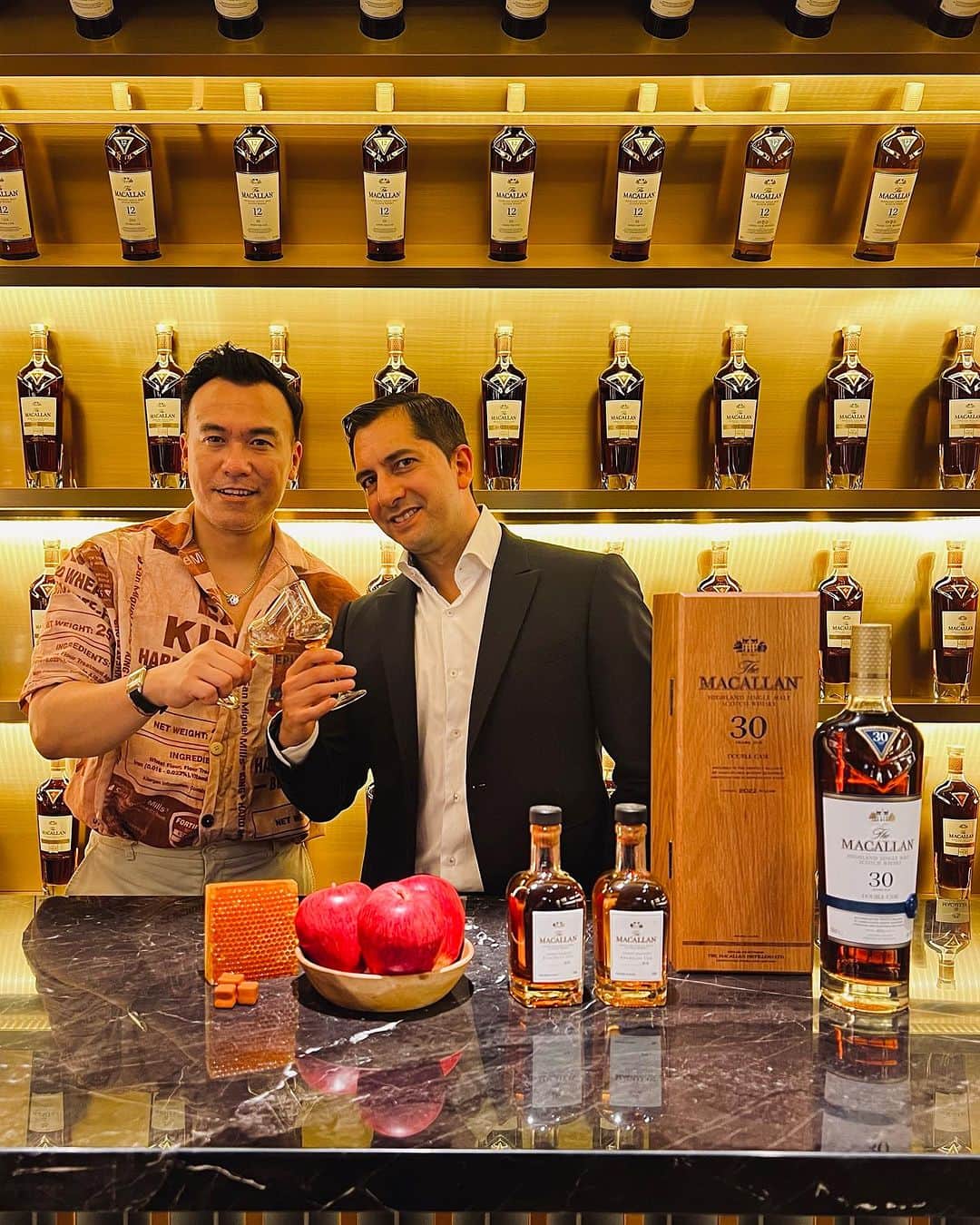 JJ.Acunaさんのインスタグラム写真 - (JJ.AcunaInstagram)「Branded Content 🥃 I recently had an amazing time reconnecting with The Macallan HK Brand Ambassador @themacallanstephane. Stephane introduced me to the exquisite Double Cask 30 Years Old, a perfect harmony of American and European oak sherry seasoned casks. The resulting flavour profile is a captivating fusion of red apples, sweet toffee, fresh honeycomb, aromatic spices, and the delightful essence of sweet oak.   If you're as intrigued as I am, I highly recommend following @themacallanstephane and immersing yourself at The Macallan Room in K11 Musea.   Join me in raising a glass to the remarkable world of @themacallan!   #TheMacallanHK #TheMacallanDoubleCask #LifeofJJ」7月2日 14時00分 - jj.acuna