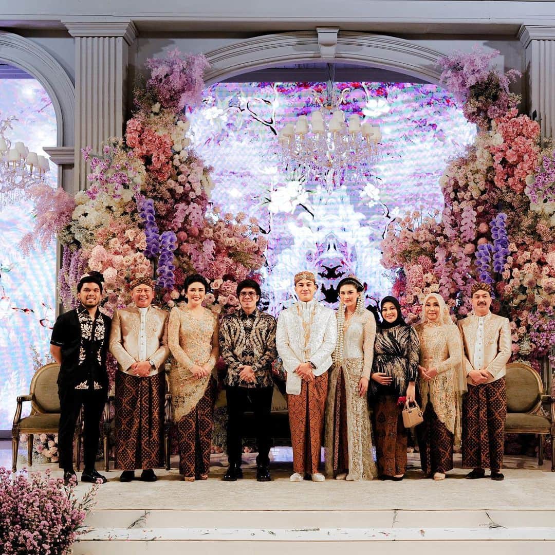 Aurelのインスタグラム：「Happy wedding samawa!  @debbypramestyaa  @bambang.soesatyo @dewibamsoet  outfit by : @anjiasmara」