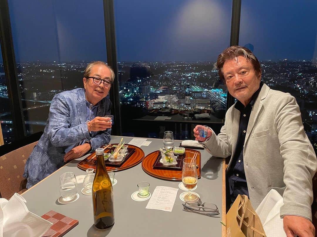 大和田獏のインスタグラム：「#ばくめし 久しぶりに兄弟2人だけの会食！ 美味しい料理とお酒🍶を頂きながら話が弾みました。 お兄さんご馳走様でした❗️」