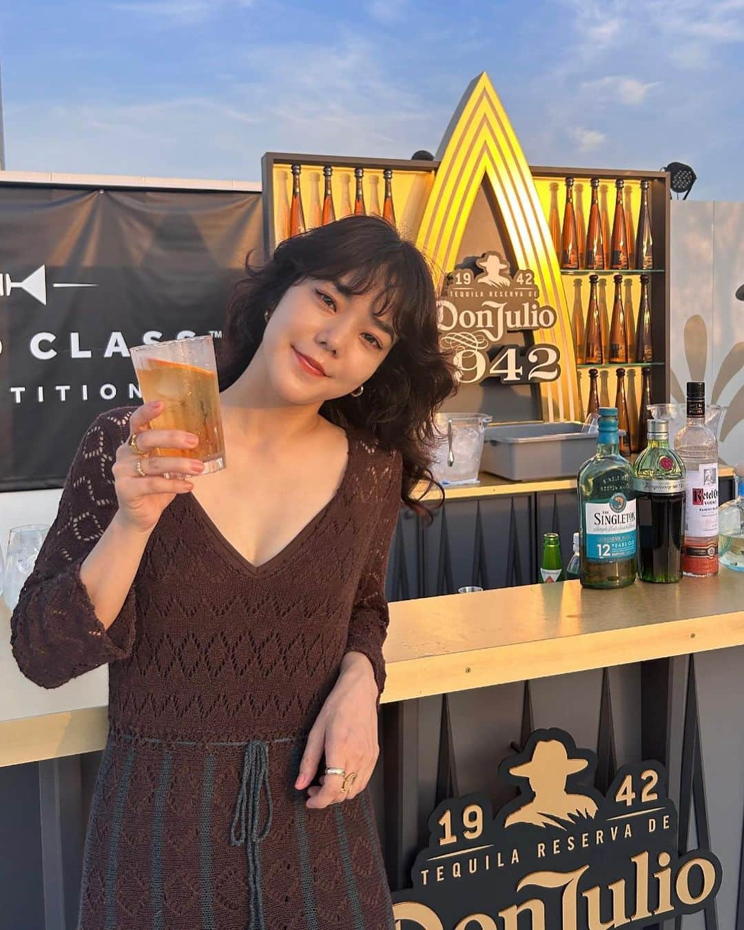 長澤メイさんのインスタグラム写真 - (長澤メイInstagram)「DiageoのAfter partyに🍸💖 いろんな種類のカクテル飲みながら空が ひろ〜いのをいい気分で 眺めてた🤭🌅  外で飲むカクテルは美味しいね✌️  お酒は二十歳になってから🍸✨  #PR #diageo #カクテル #バーテンダー日本代表 #worldclassdrinks #cocktail  #ワールドクラス」7月2日 13時17分 - xxmeixx1208