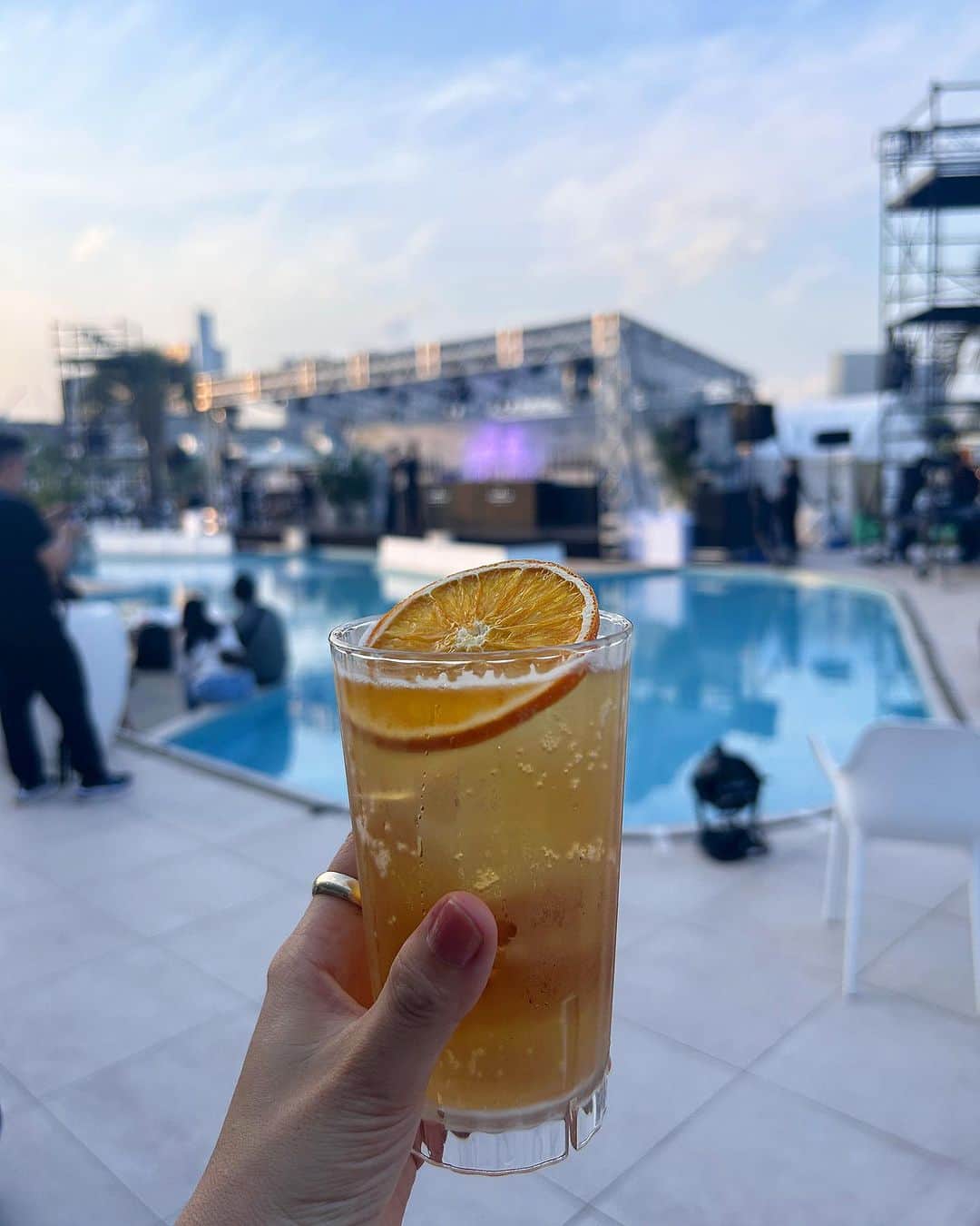 長澤メイのインスタグラム：「DiageoのAfter partyに🍸💖 いろんな種類のカクテル飲みながら空が ひろ〜いのをいい気分で 眺めてた🤭🌅  外で飲むカクテルは美味しいね✌️  お酒は二十歳になってから🍸✨  #PR #diageo #カクテル #バーテンダー日本代表 #worldclassdrinks #cocktail  #ワールドクラス」