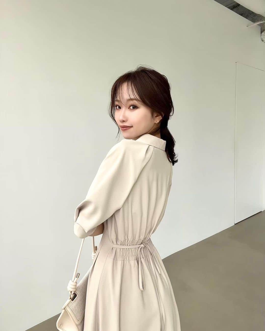 木田絵里香のインスタグラム：「. 夏になるとシャツワンピも着がち😁 . バルーンスリーブで二の腕隠せてウエストも絞れる最高アイテムだね☀️ TOPのURLに品番載せてるよ♡ @erika_resexxy  . #シャツワンピース#ワンピース#ロングワンピース」