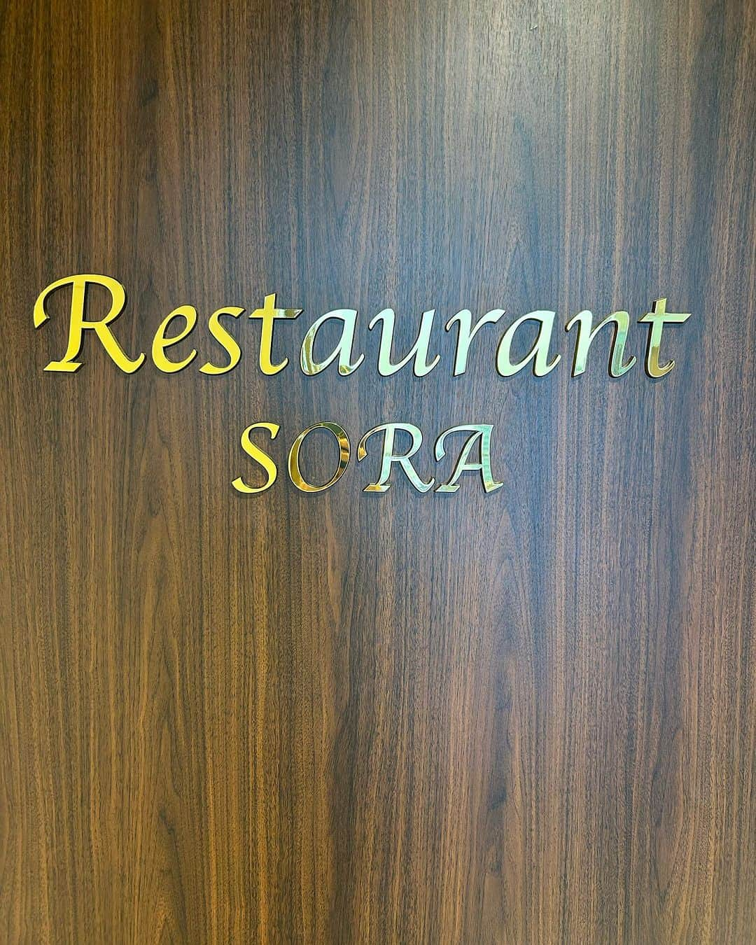 Restaurant SORAのインスタグラム：「7月に入り、夏の新メニューになりました！✨  春とは違った夏らしい雰囲気をお味ください✨  今月も沢山のご予約・ご来店お待ちしております♪  【レストラン営業時間】 ◎Dinner 17:00〜22:00 ※Food20:00 Drink 21:30がラストオーダーです。 ※定休日／月曜日・火曜日  【ご予約方法】 プロフィール欄URLより受付中 ▶︎ @restaurantsora 電話ご予約も承っております▶︎086-234-7312 ---------------------------------------- #restaurantsora #レストランソラ #thestyle岡山 #ザスタイル岡山 #クレド岡山 #岡山ディナー #岡山グルメ #岡山フレンチ #レストラン #アニバーサリーディナー #アニバーサリー #プロポーズ」