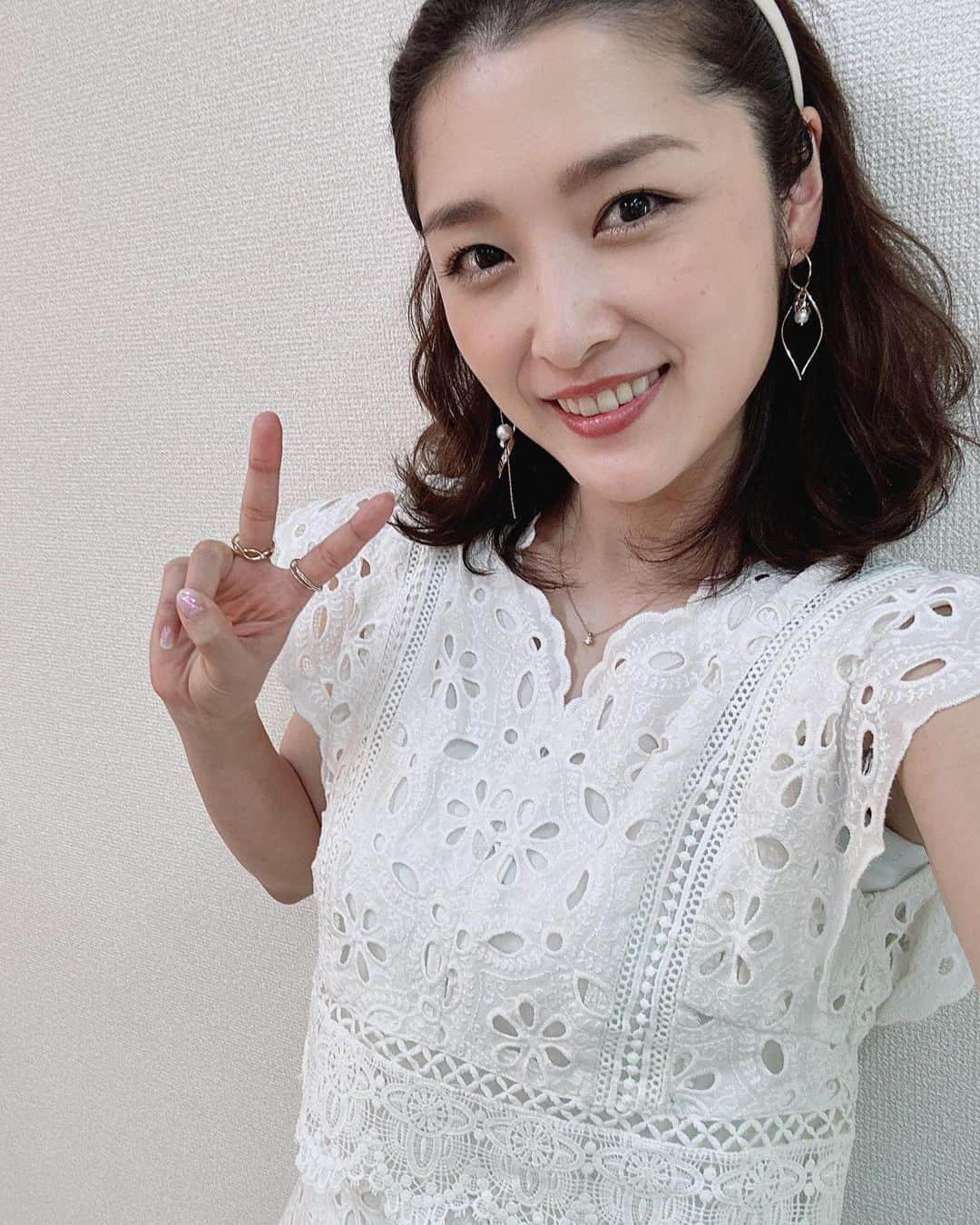 石川梨華のインスタグラム：「2回目のオンラインイベント！  参加してくれた方 ありがとうございました❗️  とっても楽しくてハッピーな時間でした🫶  久しぶりにアイラインも引いたバッチリメイク💄 そして真っ白なワンピースにアクセサリーはゴールド✨  頑張ってコーディネートしてみた！  梨華コーデどう？  #石川梨華 #モーニング娘og #2回目のオンラインイベント #梨華コーデ」
