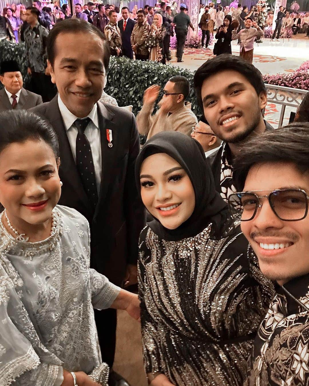 Aurelのインスタグラム：「Kondangan bareng Bapak Presiden & Ibu 🇮🇩  outfit : @the_diplomat_tailor @thediplomatbatik.id」