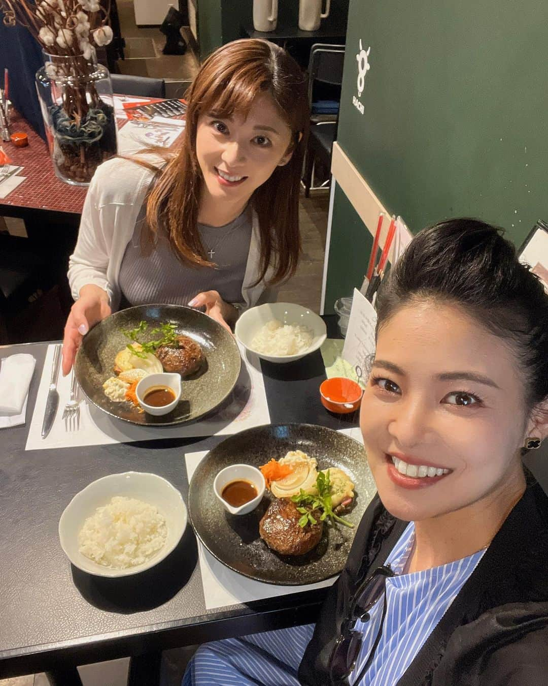 吉田玲奈のインスタグラム：「lunch🍴 ふたりでお買い物して、 史奈ちゃんおすすめのハンバーグ屋さんへ♡肉汁ジュワッとめっちゃ美味しかった〜♡ いつも史奈ちゃんとはゴルフ場でばかりご飯食べてるからw  lunch新鮮🍴 楽しかった〜💕ありがとね☺︎ @fuminahara  #ハンバーグランチ  #美味しかった #青山 #原史奈 ちゃん #ゴルフ女子  #ゴルフ友達 #女優 #golf好き #お買い物」